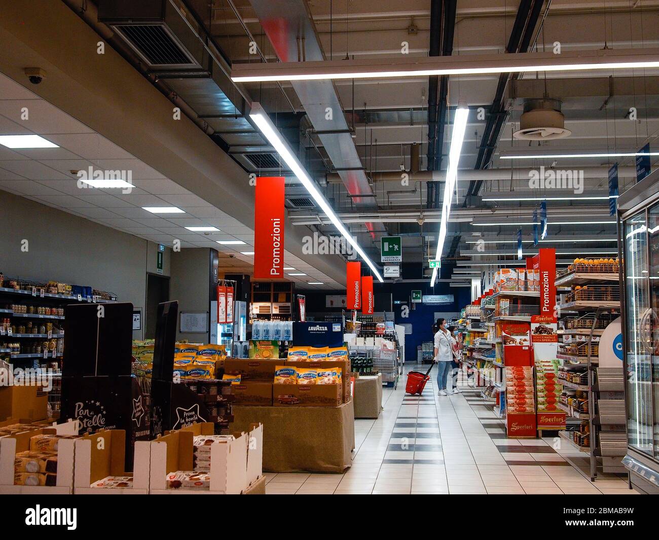 Cremona, Lombardei, Italien - 5. Mai 6 7 2020 -Menschen im Supermarkt für Lebensmitteleinkäufe während der Ausbruchsphase 2 und Wirtschaftskrise Stockfoto Cremona, Lombardei, Italien - 5. Mai 6 7 2020 -Menschen im Supermarkt für Lebensmitteleinkäufe während der Ausbruchsphase 2 und Wirtschaftskrise Stockfoto
