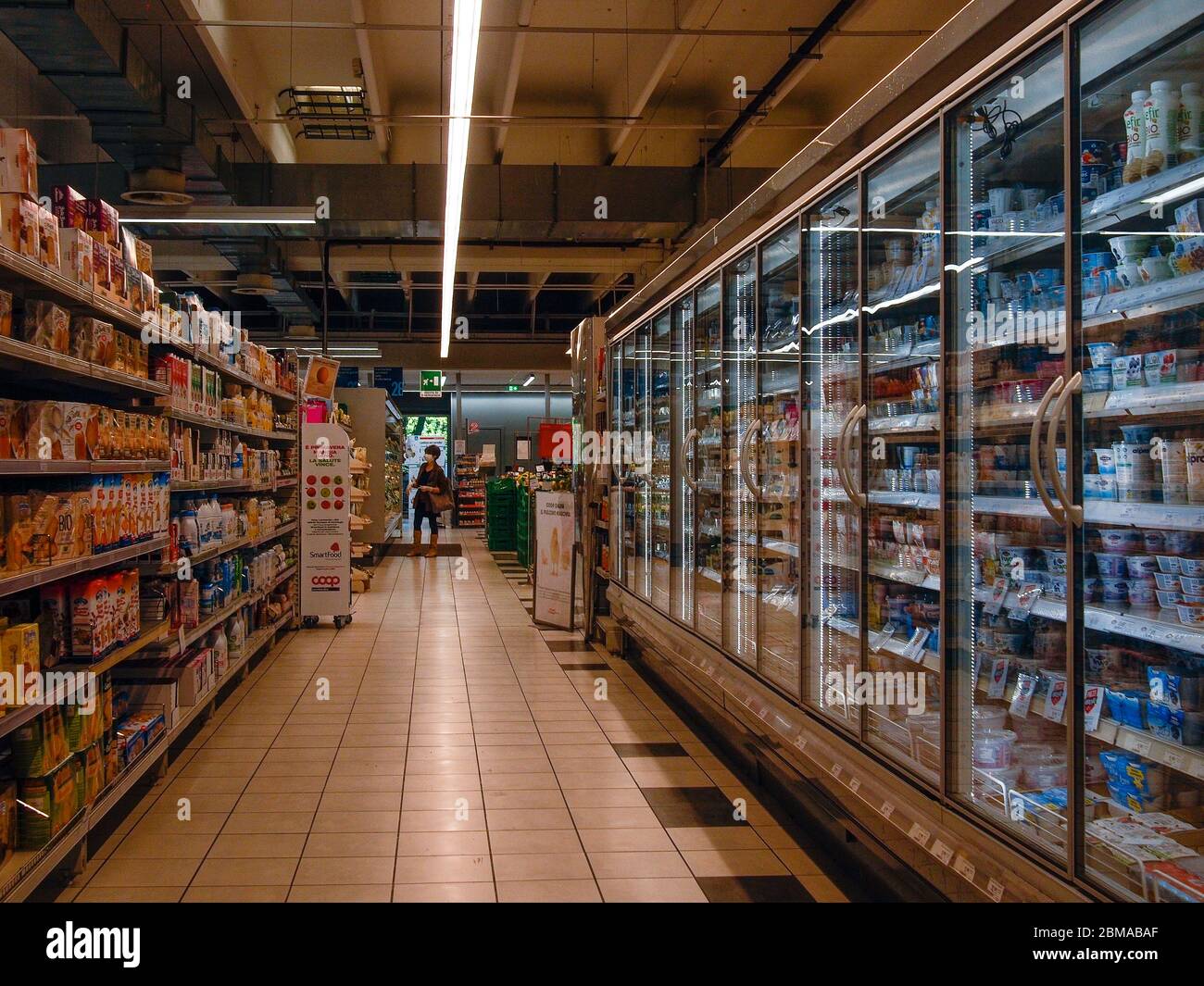 Cremona, Lombardei, Italien - 5. Mai 6 7 2020 -Menschen im Supermarkt für Lebensmitteleinkäufe während der Ausbruchsphase 2 und Wirtschaftskrise Stockfoto Cremona, Lombardei, Italien - 5. Mai 6 7 2020 -Menschen im Supermarkt für Lebensmitteleinkäufe während der Ausbruchsphase 2 und Wirtschaftskrise Stockfoto