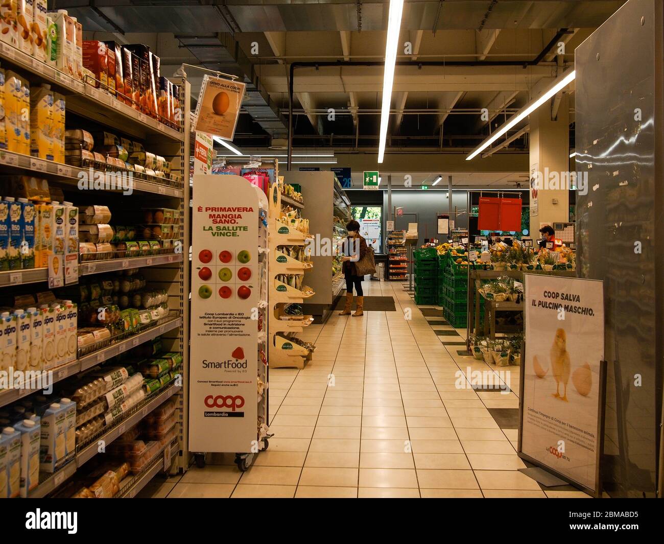 Cremona, Lombardei, Italien - 5. Mai 6 7 2020 -Menschen im Supermarkt für Lebensmitteleinkäufe während der Ausbruchsphase 2 und Wirtschaftskrise Stockfoto Cremona, Lombardei, Italien - 5. Mai 6 7 2020 -Menschen im Supermarkt für Lebensmitteleinkäufe während der Ausbruchsphase 2 und Wirtschaftskrise Stockfoto