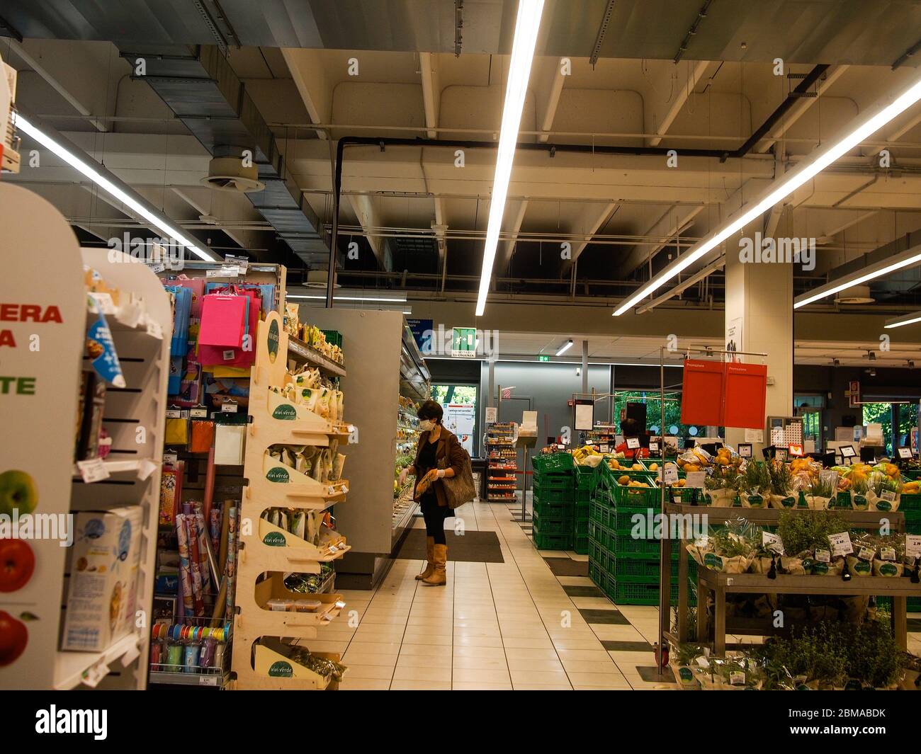Cremona, Lombardei, Italien - 5. Mai 6 7 2020 -Menschen im Supermarkt für Lebensmitteleinkäufe während der Ausbruchsphase 2 und Wirtschaftskrise Stockfoto Cremona, Lombardei, Italien - 5. Mai 6 7 2020 -Menschen im Supermarkt für Lebensmitteleinkäufe während der Ausbruchsphase 2 und Wirtschaftskrise Stockfoto
