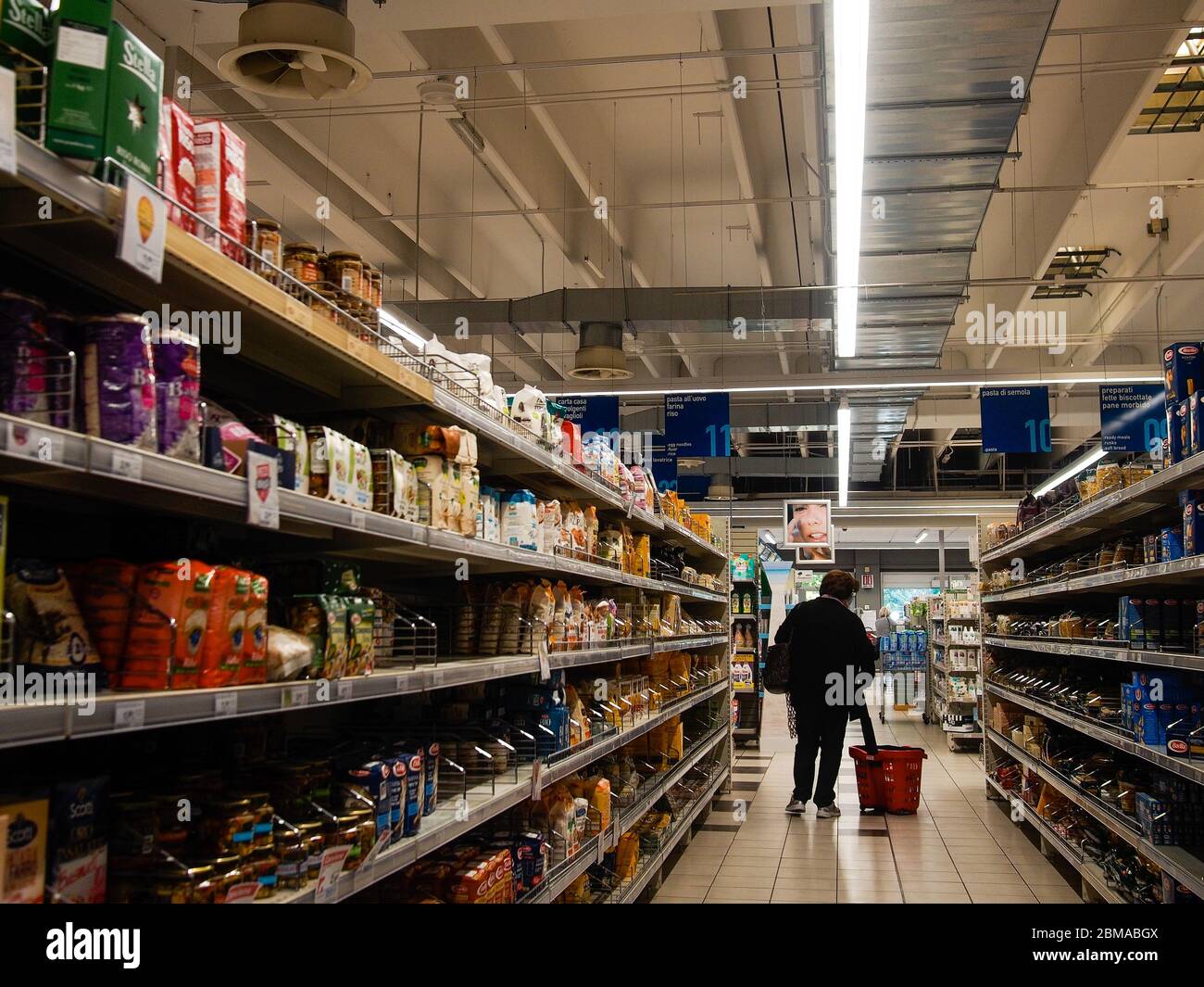 Cremona, Lombardei, Italien - 5. Mai 6 7 2020 -Menschen im Supermarkt für Lebensmitteleinkäufe während der Ausbruchsphase 2 und Wirtschaftskrise Stockfoto Cremona, Lombardei, Italien - 5. Mai 6 7 2020 -Menschen im Supermarkt für Lebensmitteleinkäufe während der Ausbruchsphase 2 und Wirtschaftskrise Stockfoto