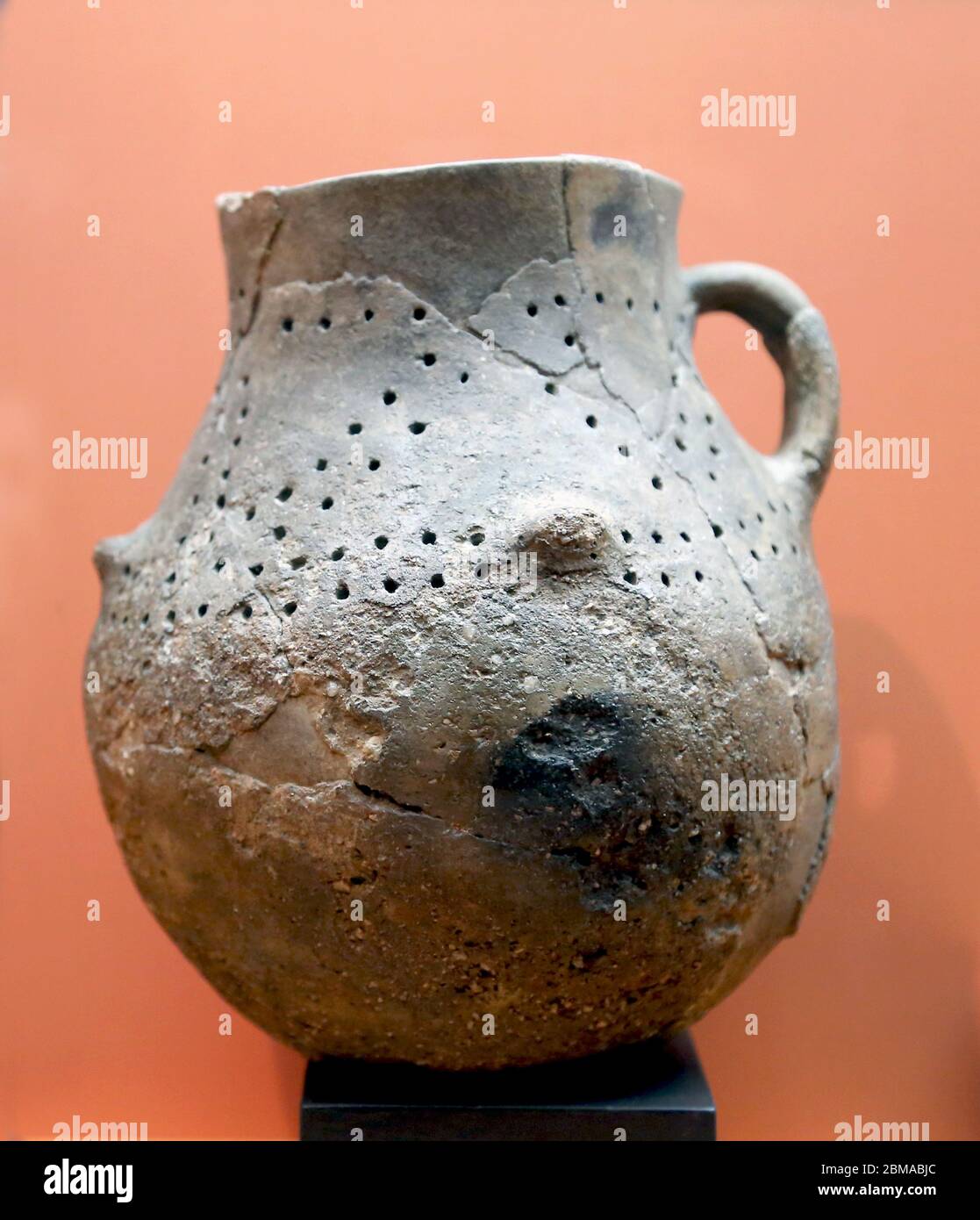 Keramikvase, Neolithische Keramik ( ca. 6000 v. Chr. ) La Fou de Bor, Pyrenäen, Lleida. Archäologisches Museum von Katalonien, Barcelona, Spanien. Stockfoto