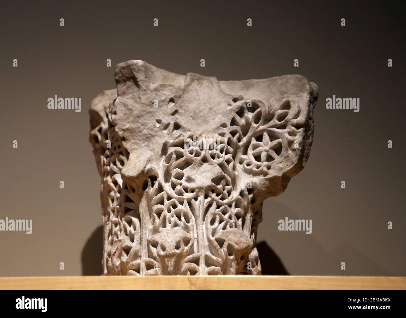 Geschnitztes Marmorkapital. Kalifat von Al-Hakam II. (961-976 n. Chr.). Cordoba. Weißes Marmorstück. Frederic Mares Museum, Barcelona, Spanien. Stockfoto