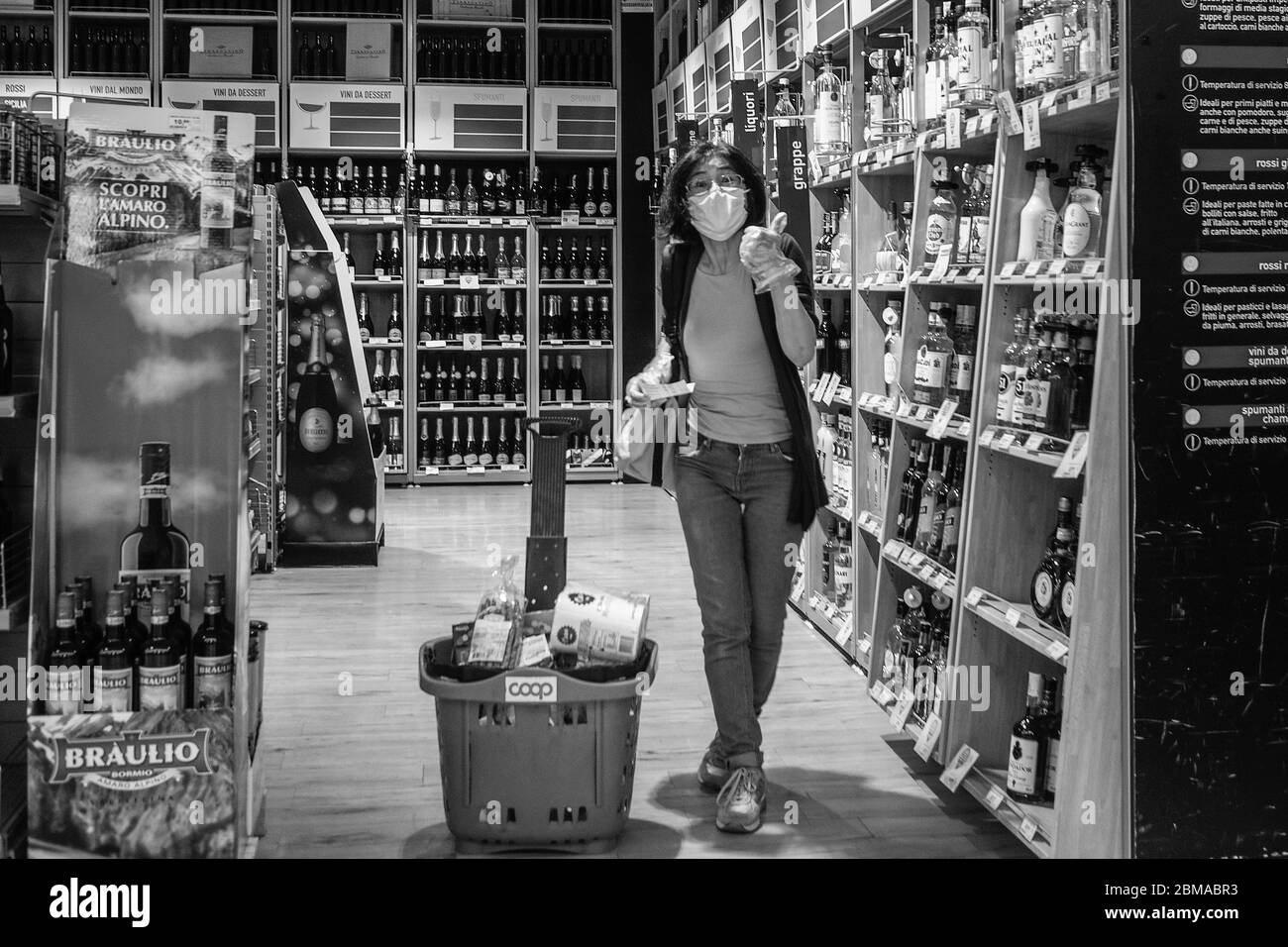 Cremona, Lombardei, Italien - 5. Mai 6 7 2020 -Menschen im Supermarkt für Lebensmitteleinkäufe während der Ausbruchsphase 2 und Wirtschaftskrise Stockfoto