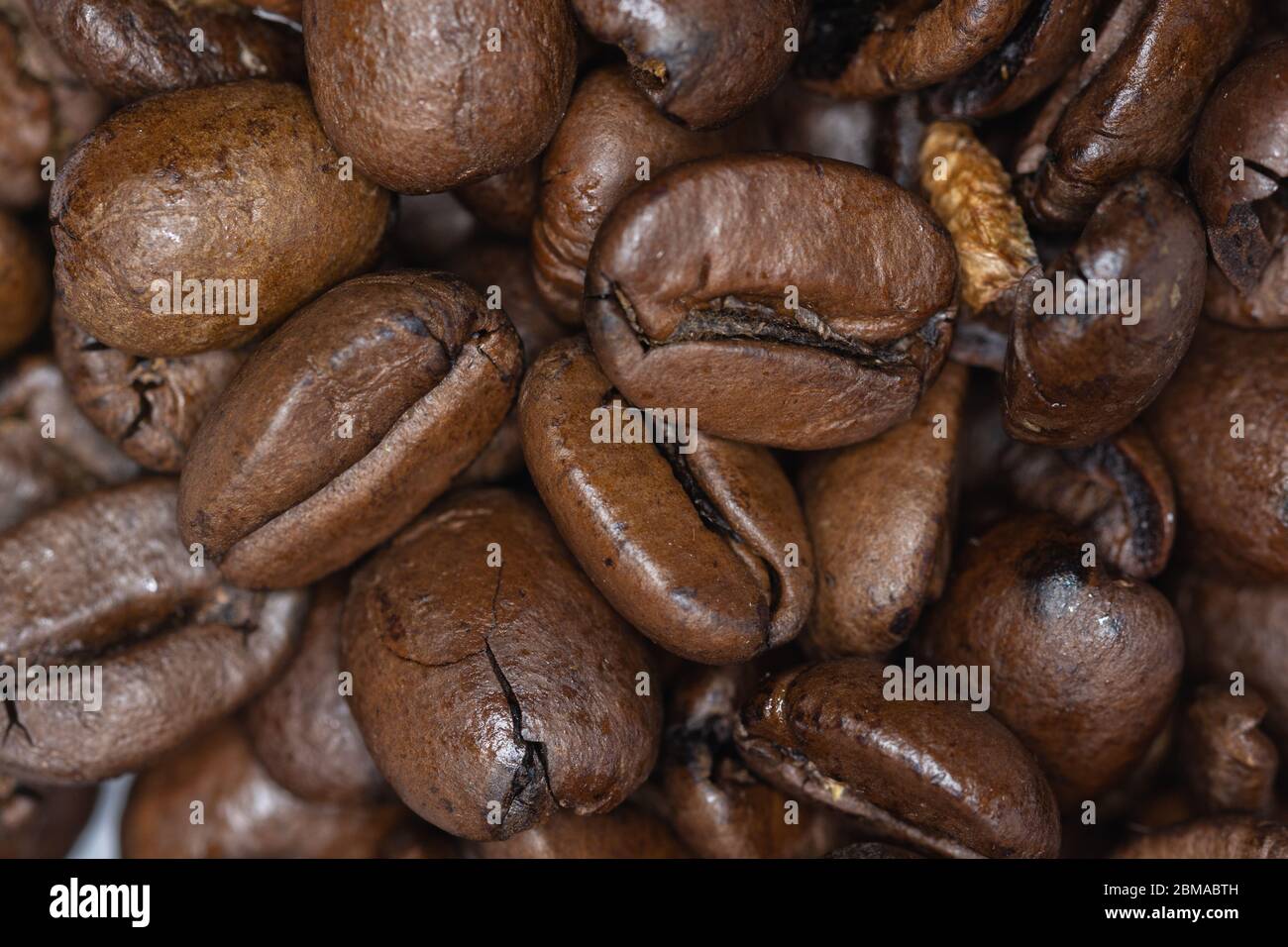 Geröstete Kaffeebohnen in einem Stapel Stockfoto