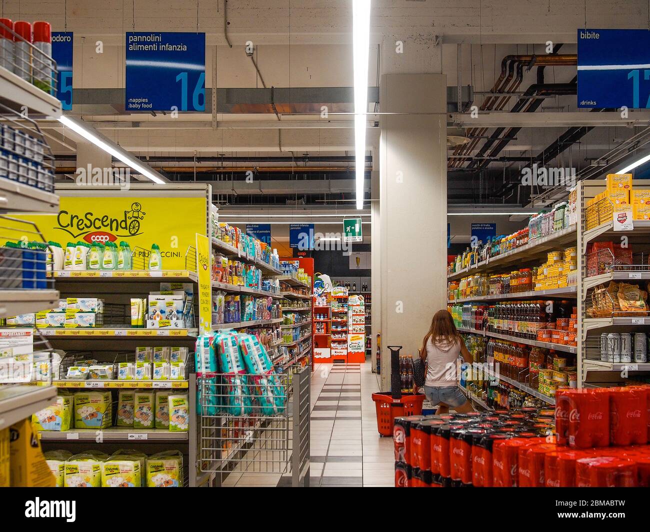 Cremona, Lombardei, Italien - 5. Mai 6 7 2020 -Menschen im Supermarkt für Lebensmitteleinkäufe während der Ausbruchsphase 2 und Wirtschaftskrise Stockfoto Cremona, Lombardei, Italien - 5. Mai 6 7 2020 -Menschen im Supermarkt für Lebensmitteleinkäufe während der Ausbruchsphase 2 und Wirtschaftskrise Stockfoto