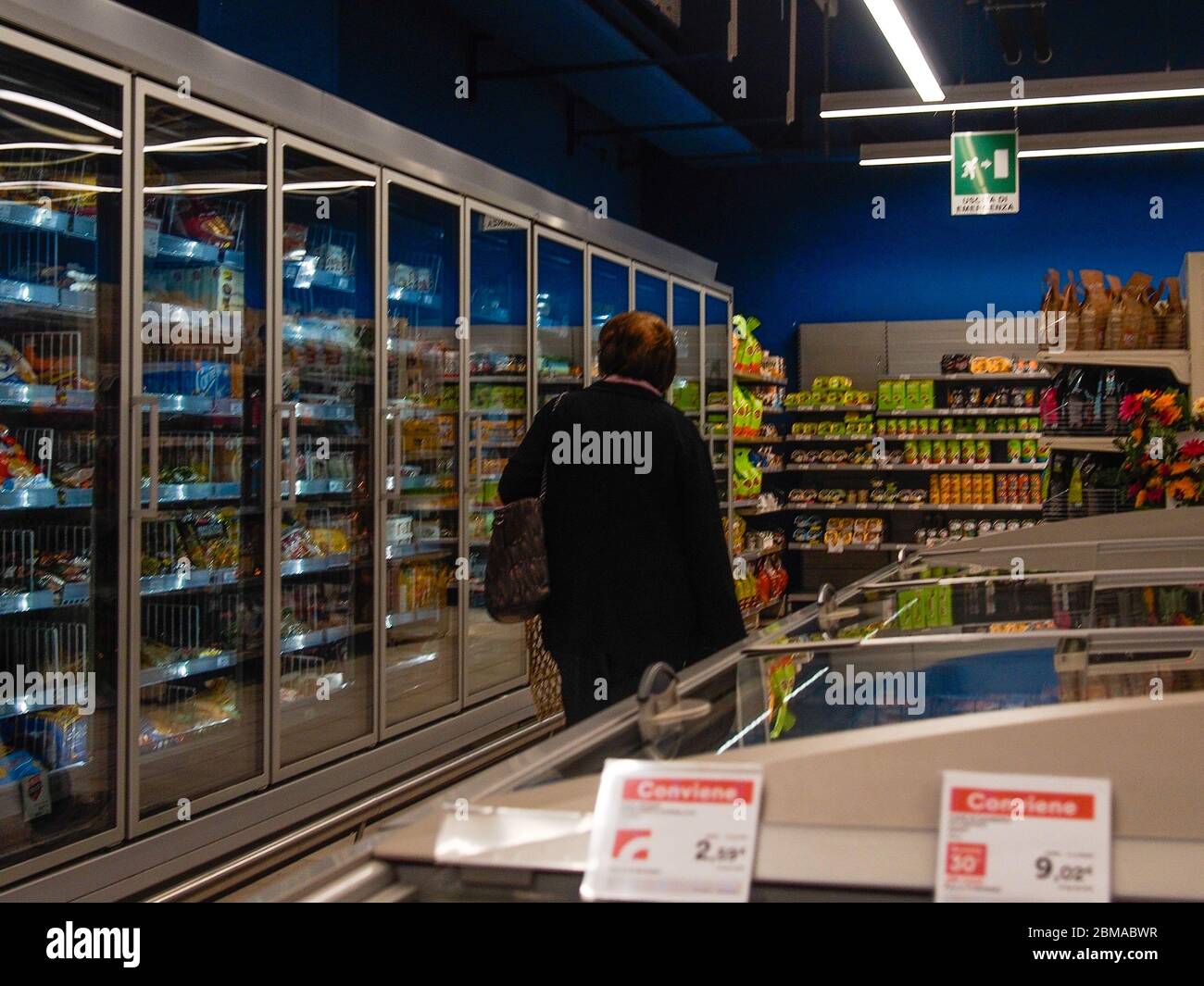 Cremona, Lombardei, Italien - 5. Mai 6 7 2020 -Menschen im Supermarkt für Lebensmitteleinkäufe während der Ausbruchsphase 2 und Wirtschaftskrise Stockfoto Cremona, Lombardei, Italien - 5. Mai 6 7 2020 -Menschen im Supermarkt für Lebensmitteleinkäufe während der Ausbruchsphase 2 und Wirtschaftskrise Stockfoto