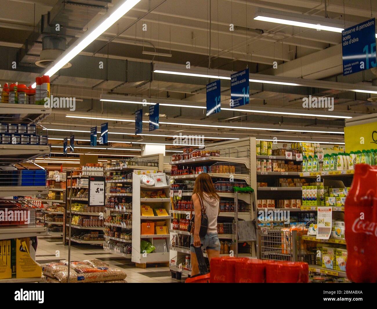 Cremona, Lombardei, Italien - 5. Mai 6 7 2020 -Menschen im Supermarkt für Lebensmitteleinkäufe während der Ausbruchsphase 2 und Wirtschaftskrise Stockfoto Cremona, Lombardei, Italien - 5. Mai 6 7 2020 -Menschen im Supermarkt für Lebensmitteleinkäufe während der Ausbruchsphase 2 und Wirtschaftskrise Stockfoto