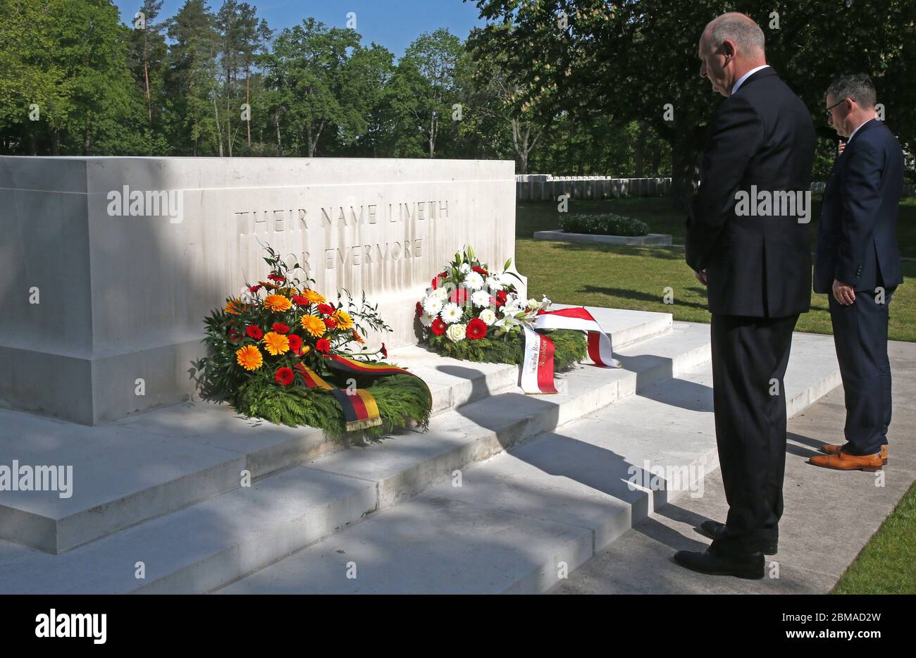 Berlin, Deutschland. Mai 2028. Der brandenburgische Ministerpräsident Dietmar Woidke (SPD, l) und der polnische Botschafter in der Bundesrepublik Deutschland Andrzej Przylebski nehmen an einer Kranzniederlegung auf dem britischen Militärfriedhof in der Heerstraße Teil. Am 8. Mai jährt sich das Ende des Zweiten Weltkriegs und die Befreiung vom Nationalsozialismus zum 75. Mal. Quelle: Wolfgang Kumm/dpa/Alamy Live News Stockfoto