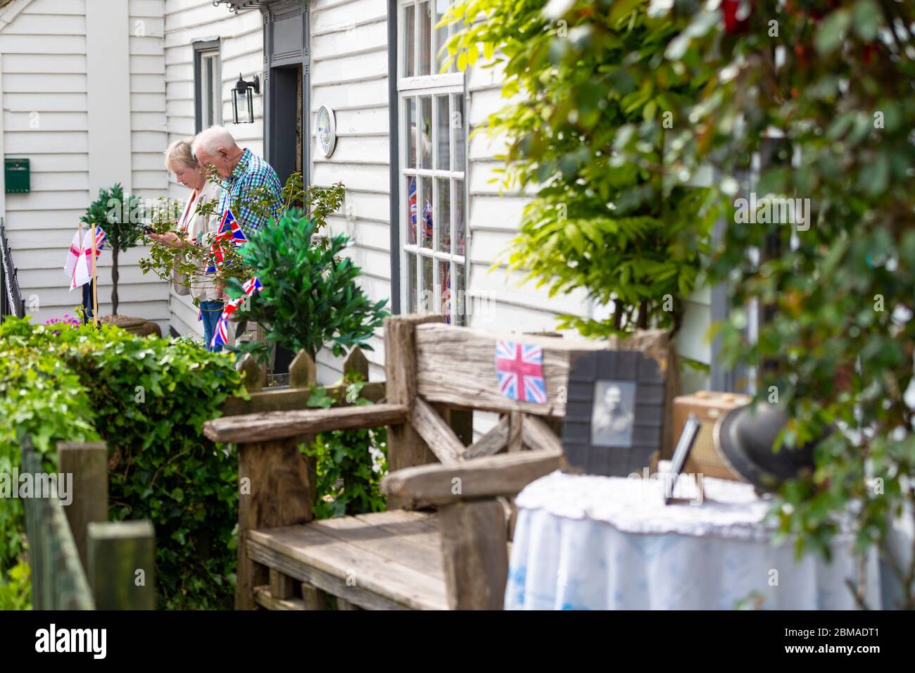 Ashford, Kent, Großbritannien. Mai 2020. Mitglieder der Gemeinde im Dorf Hamstreet bei Ashford in Kent kommen zusammen, um an den Tag des VE-Tages zum 75. Jahrestag zu erinnern. Die Leute beobachten die 2 Minuten Stille um 11 Uhr. ©Paul Lawrenson 2020, Foto: Paul Lawrenson/Alamy Live News Stockfoto