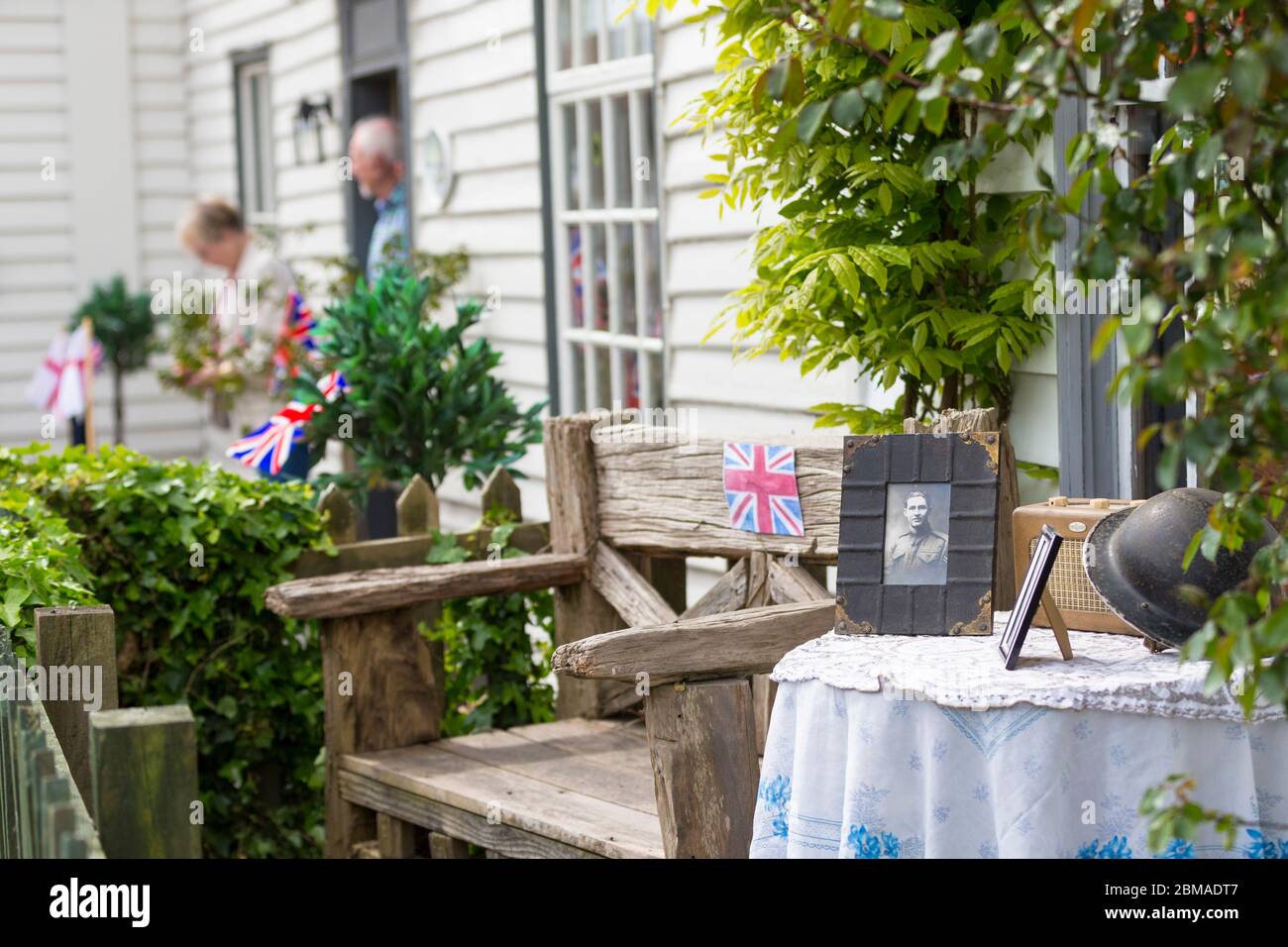 Ashford, Kent, Großbritannien. Mai 2020. Mitglieder der Gemeinde im Dorf Hamstreet bei Ashford in Kent kommen zusammen, um an den Tag des VE-Tages zum 75. Jahrestag zu erinnern. Die Leute beobachten die 2 Minuten Stille um 11 Uhr. ©Paul Lawrenson 2020, Foto: Paul Lawrenson/Alamy Live News Stockfoto
