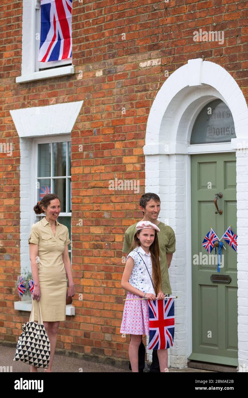 Ashford, Kent, Großbritannien. Mai 2020. Mitglieder der Gemeinde im Dorf Hamstreet bei Ashford in Kent kommen zusammen, um an den Tag des VE-Tages zum 75. Jahrestag zu erinnern. Die Leute beobachten die 2 Minuten Stille um 11 Uhr. ©Paul Lawrenson 2020, Foto: Paul Lawrenson/Alamy Live News Stockfoto