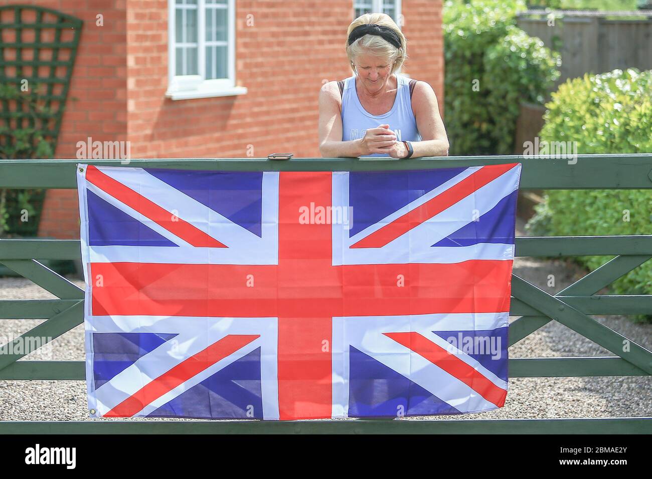 Hunnington, Worcestershire, Großbritannien. Mai 2020. Während Großbritannien den 75. Jahrestag des VE Day feiert, beugt sich eine Dame zu Ehren der Schweigeminute im Dorf Hunnington, Worcestershire, den Kopf. Quelle: Peter Lopeman/Alamy Live News Stockfoto
