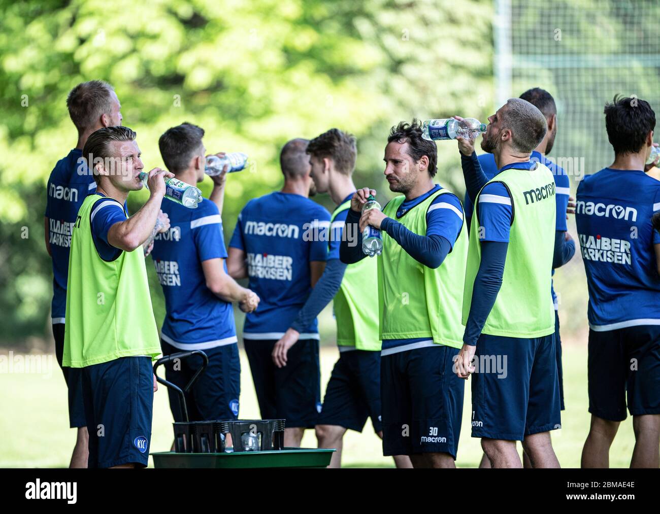 Karlsruhe, Deutschland. Mai 2020. Marco Thiede (KSC), Anton Fink (KSC) und Marc Lorenz (KSC) trinken während des Trainings aus einer Wasserflasche. Der Karlsruher SC startet heute mit der Teamschulung. GES/Football/2. Bundesliga: Training des Karlsruher SC während der Corona-Krise, 8. Mai 2020 Fußball: 2. Liga: Mannschaftstraining, Training des Karlsruher SC während der Corona-Krise, 08. Mai 2020 Quelle: dpa/Alamy Live News Stockfoto