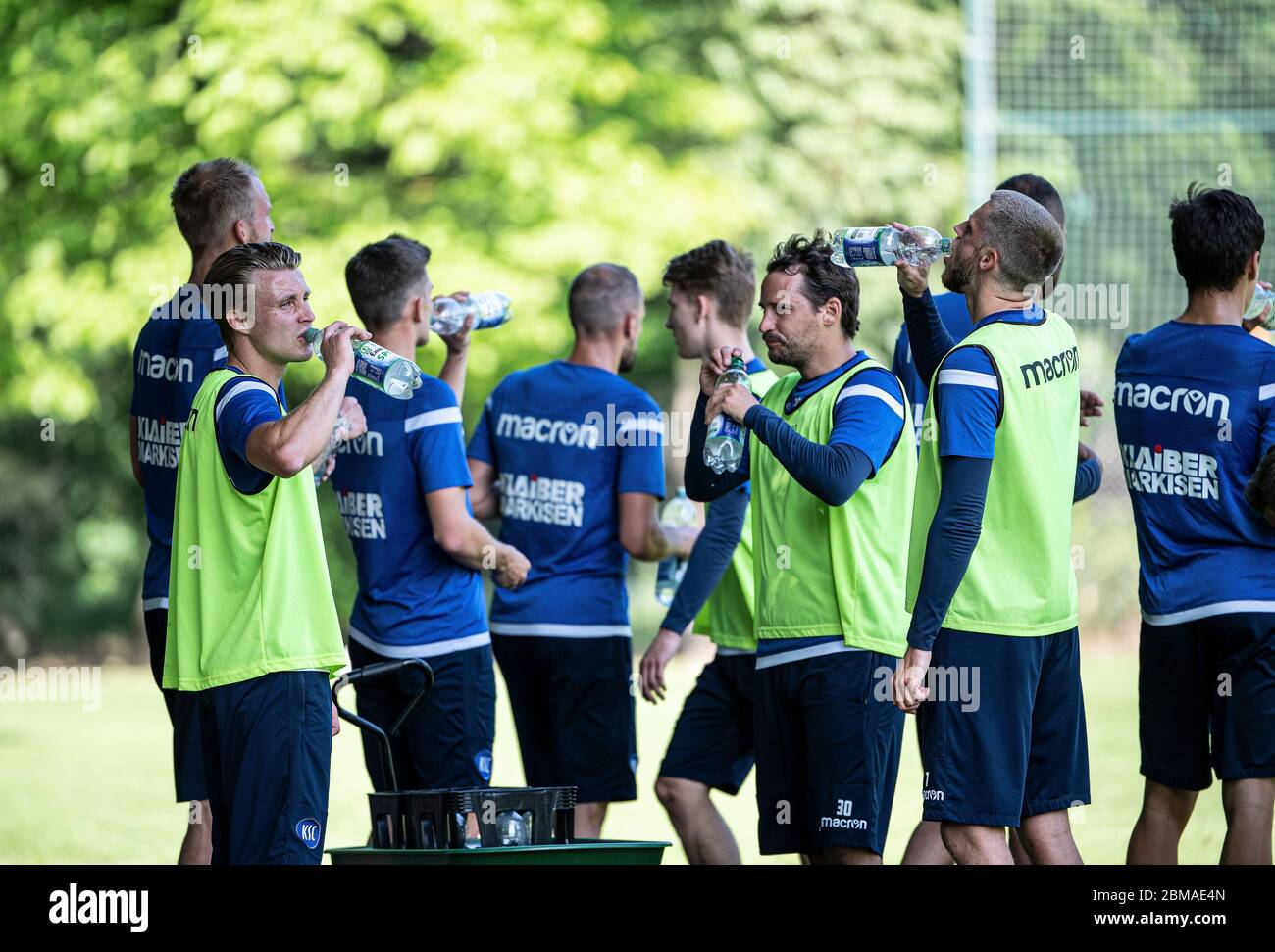 Karlsruhe, Deutschland. Mai 2020. Marco Thiede (KSC), Anton Fink (KSC) und Marc Lorenz (KSC) trinken während des Trainings aus einer Wasserflasche. Der Karlsruher SC startet heute mit der Teamschulung. GES/Football/2. Bundesliga: Training des Karlsruher SC während der Corona-Krise, 8. Mai 2020 Fußball: 2. Liga: Mannschaftstraining, Training des Karlsruher SC während der Corona-Krise, 08. Mai 2020 Quelle: dpa/Alamy Live News Stockfoto