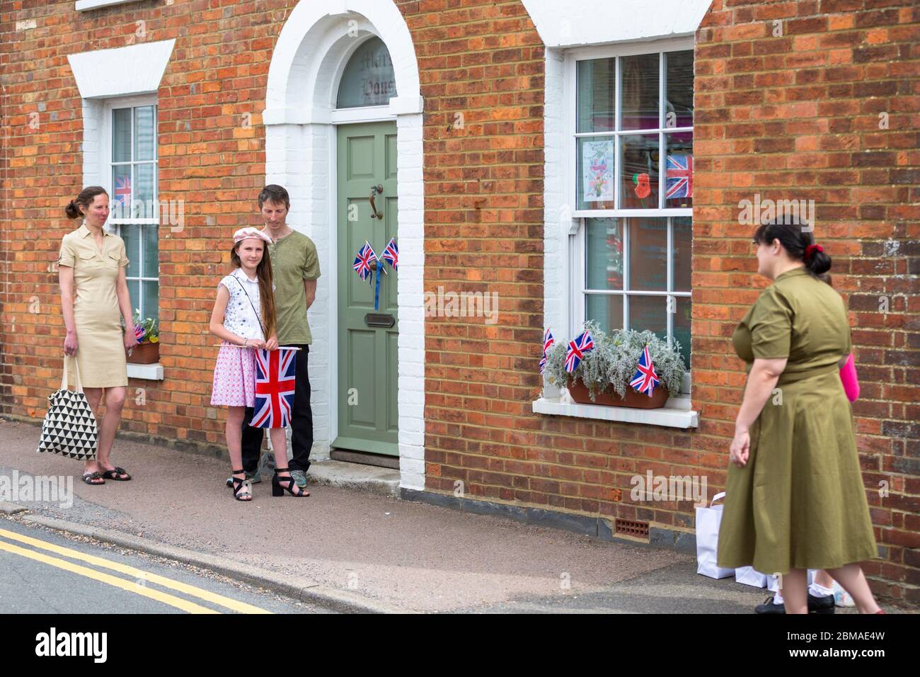 Ashford, Kent, Großbritannien. Mai 2020. Mitglieder der Gemeinde im Dorf Hamstreet bei Ashford in Kent kommen zusammen, um an den Tag des VE-Tages zum 75. Jahrestag zu erinnern. Die Leute beobachten die 2 Minuten Stille um 11 Uhr. ©Paul Lawrenson 2020, Foto: Paul Lawrenson/Alamy Live News Stockfoto