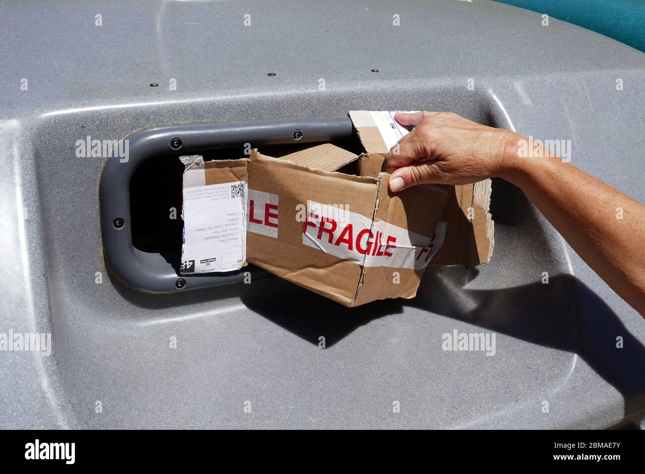 Papier, Kartonverpackung in großen Kunststoff-Recycling-Behälter in der Region Ariege in Südfrankreich Stockfoto