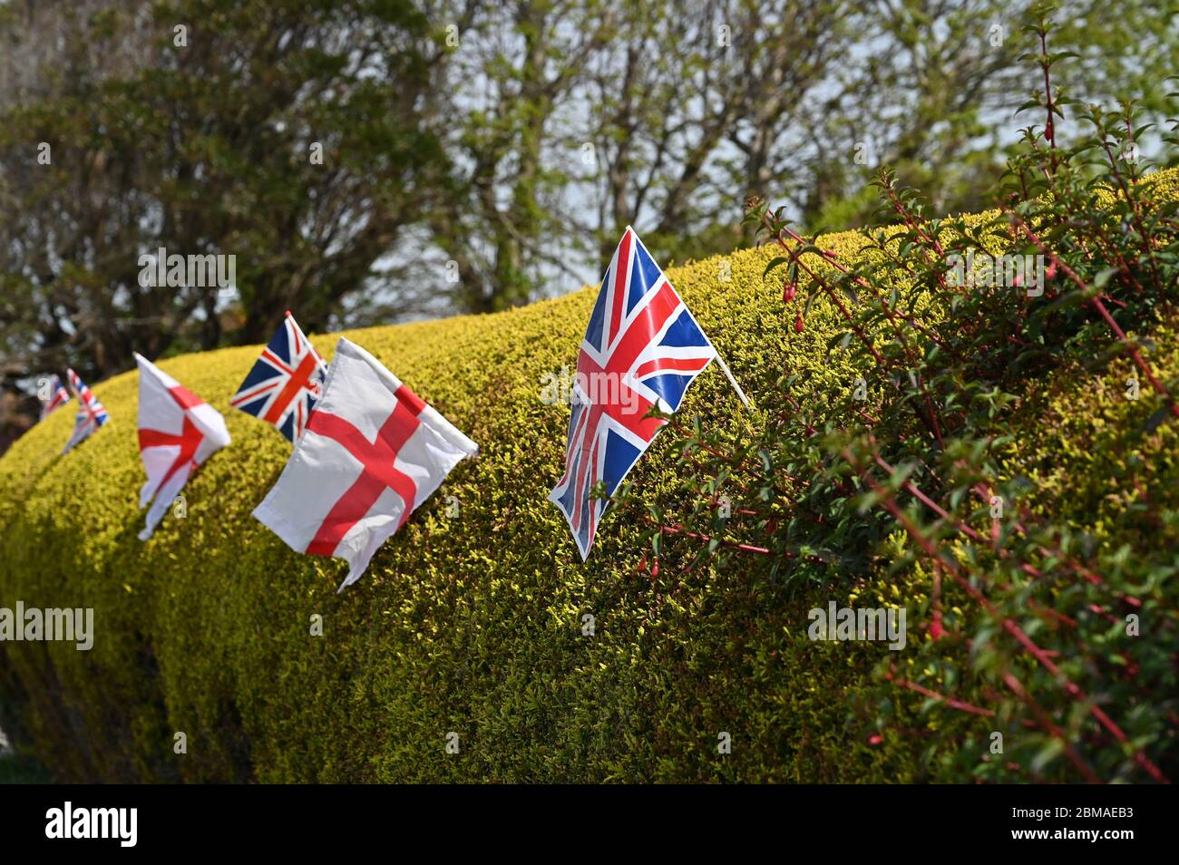 Littlehampton UK 8. Mai 2020 - Bunting zum Gedenken an den VE Day Jahrestag im Dorf Ferring bei Worthing während der Lockdown Beschränkungen der Coronavirus COVID-19 Pandemie. Es ist 75 Jahre her, dass der Sieg in Europa über die Deutschen während des Zweiten Weltkriegs verkündet wurde : Credit Simon Dack / Alamy Live News Stockfoto