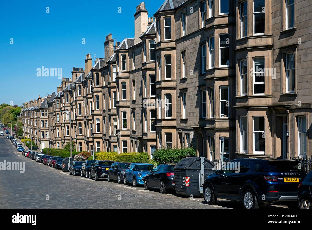 Reihenhäuser auf Comely Bank Avenue, Edinburgh, Schottland, Großbritannien. Stockfoto