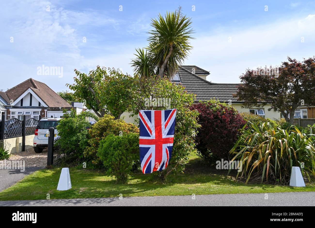 Littlehampton UK 8. Mai 2020 - Bunting zum Gedenken an den VE Day Jahrestag im Dorf Ferring bei Worthing während der Lockdown Beschränkungen der Coronavirus COVID-19 Pandemie. Es ist 75 Jahre her, dass der Sieg in Europa über die Deutschen während des Zweiten Weltkriegs verkündet wurde : Credit Simon Dack / Alamy Live News Stockfoto