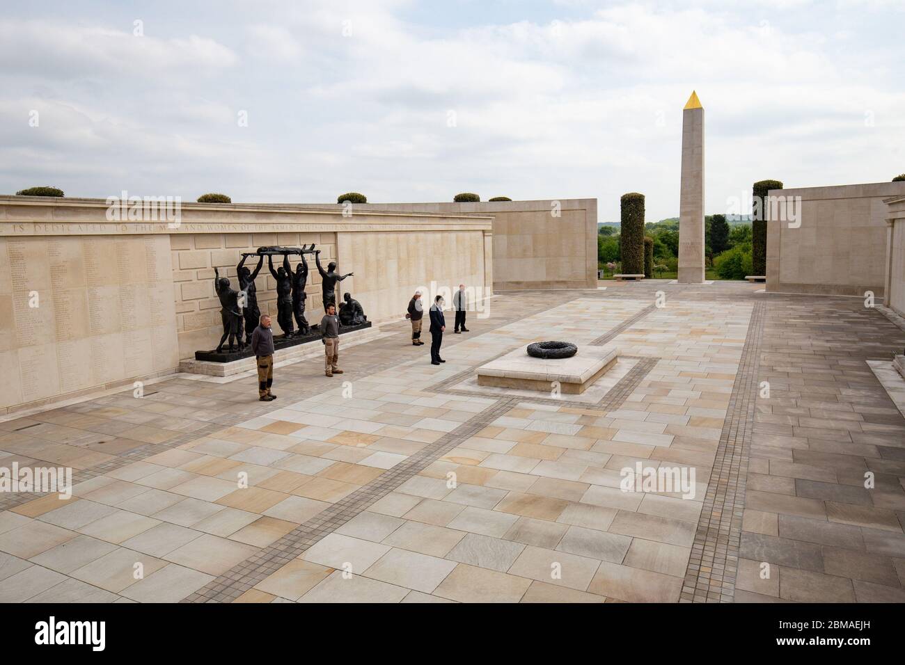 Mitarbeiter des verlassenen National Memorial Arboretum in Alrewas, Staffordshire, beobachten zwei Minuten Stille zum 75. Jahrestag des VE Day. Mark Ellis, Leiter der Besuchererfahrung, legte einen Kranz nieder. Normalerweise würde das Arboretum rund 10,000 Besucher zu einem solchen Anlass begrüßen. Stockfoto