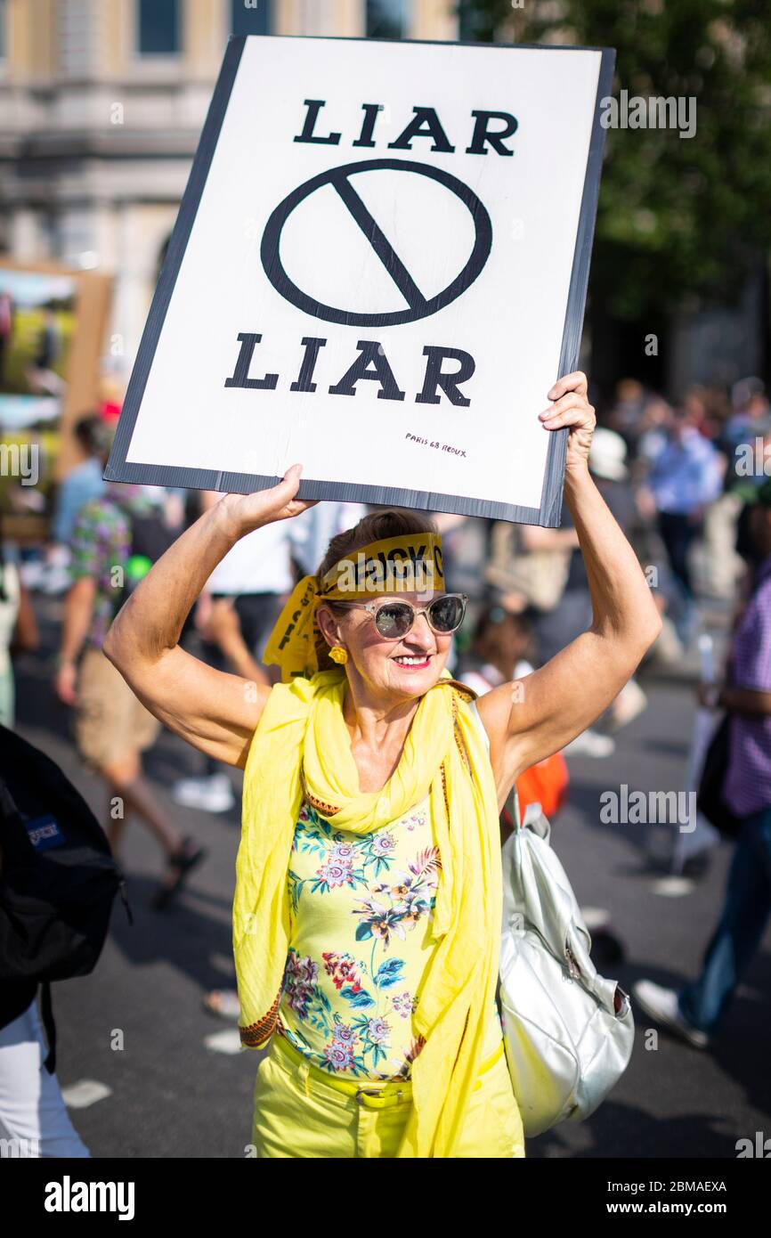 Eine ältere Frau, die Sonnenbrille trägt und ein Schild mit der Aufschrift "Liar Liar" bei dem Protest gegen Donald Trumps Besuch in London, 13. Juli 2018, hält Stockfoto