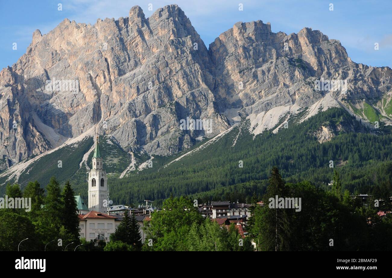 Die Stadt Cortina liegt eingebettet in die Berge der italienischen Dolomiten Stockfoto