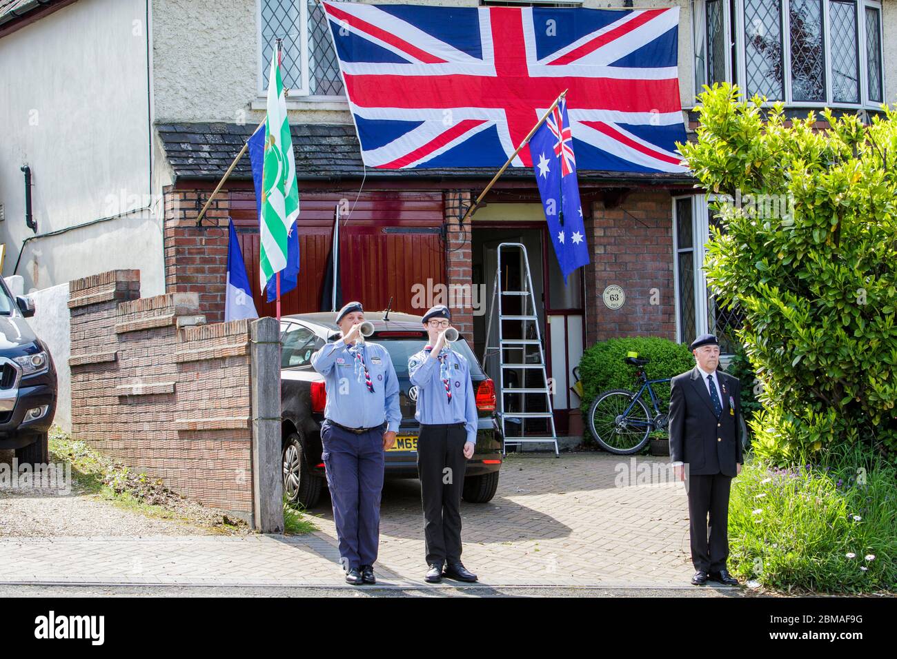Chippenham, Wiltshire, Großbritannien, 8. Mai 2020. Bewohner der Rowden Hill Gegend von Chippenham sind abgebildet, während sie den 75. Jahrestag des VE Day feiern. Kredit: Lynchpics/Alamy Live News Stockfoto