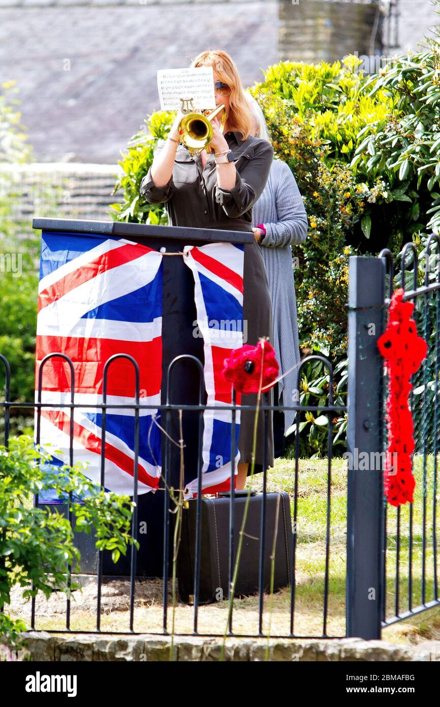 Honley, Huddersfield, Yorkshire, Großbritannien, 08. Mai 2020, Anna Louise Spedding spielt The Last Post am Eingang zum Honley Park. Honley Erinnert Sich. Richard Asquith/Alamy Live News Stockfoto
