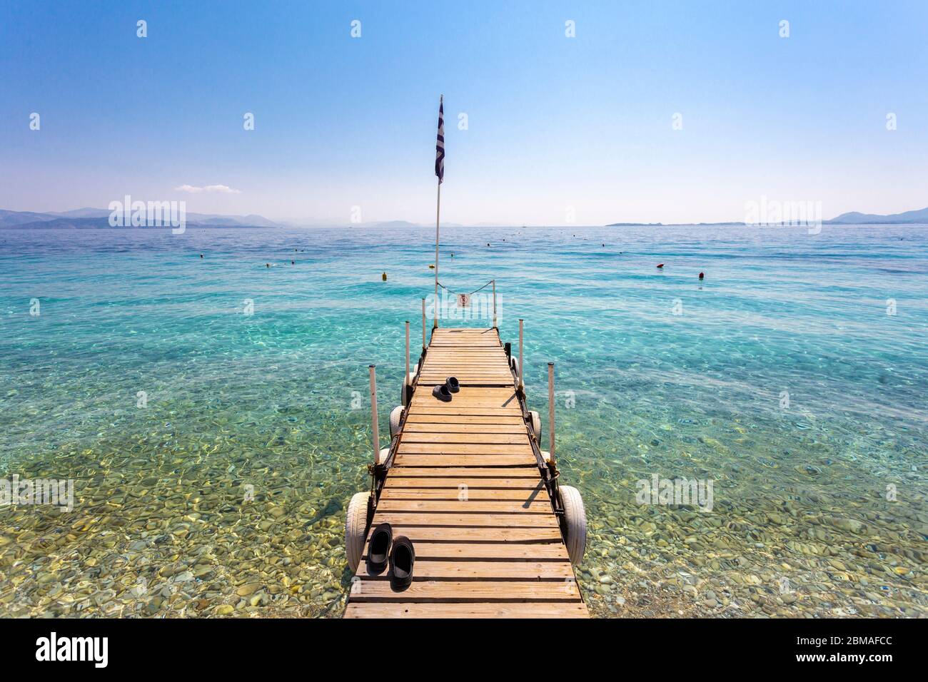 Ein Holzsteg am Barbati Beach, Korfu, Griechenland Stockfoto