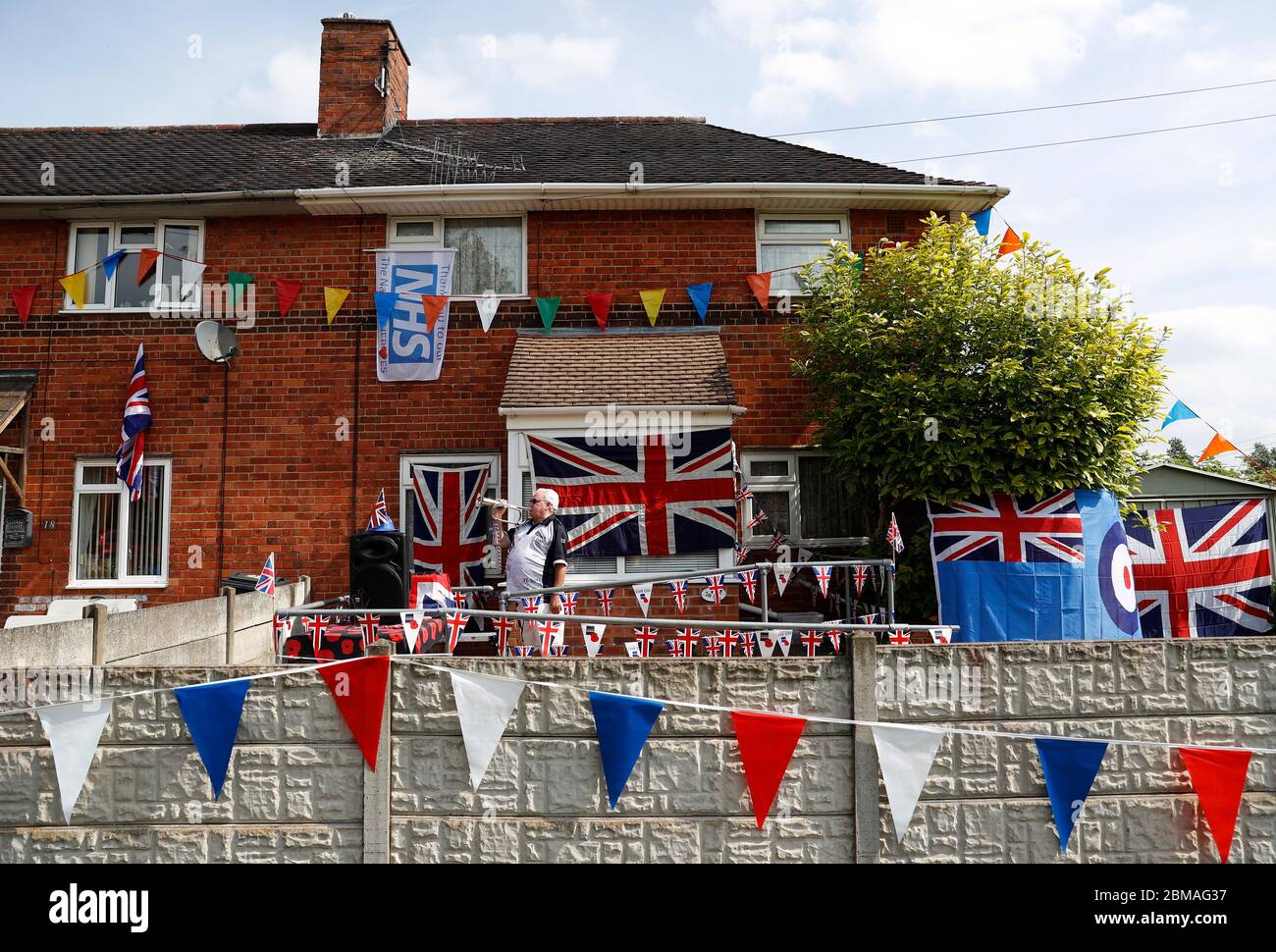 Loughborough, Leicestershire, Großbritannien. Mai 2020. Mick Wells spielt vor seinem Haus den letzten Post, bevor zwei Minuten Stille beginnen, während die Nation den 75. Jahrestag des VE-Tages während der Sperrung der Coronavirus-Pandemie feiert. Credit Darren Staples/Alamy Live News. Stockfoto