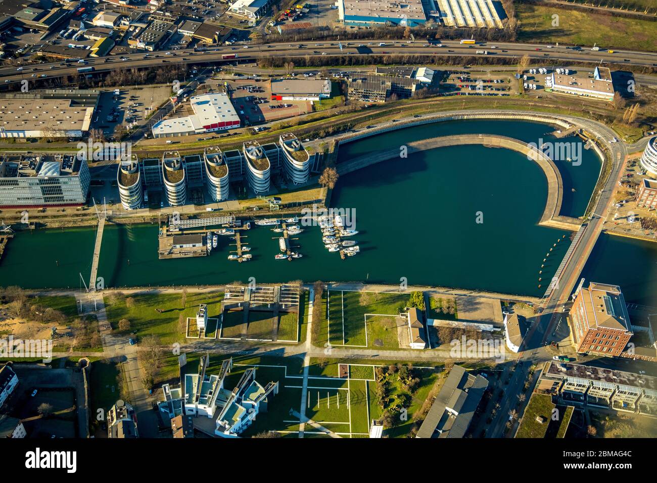 Die Kurve, Duisburger Binnenhafen, Yachthafen, Garten der Erinnerung und fünf Boote Bürokomplex, 07.02.2020, Luftaufnahme, Deutschland, Nordrhein-Westfalen, Ruhrgebiet, Duisburg Stockfoto