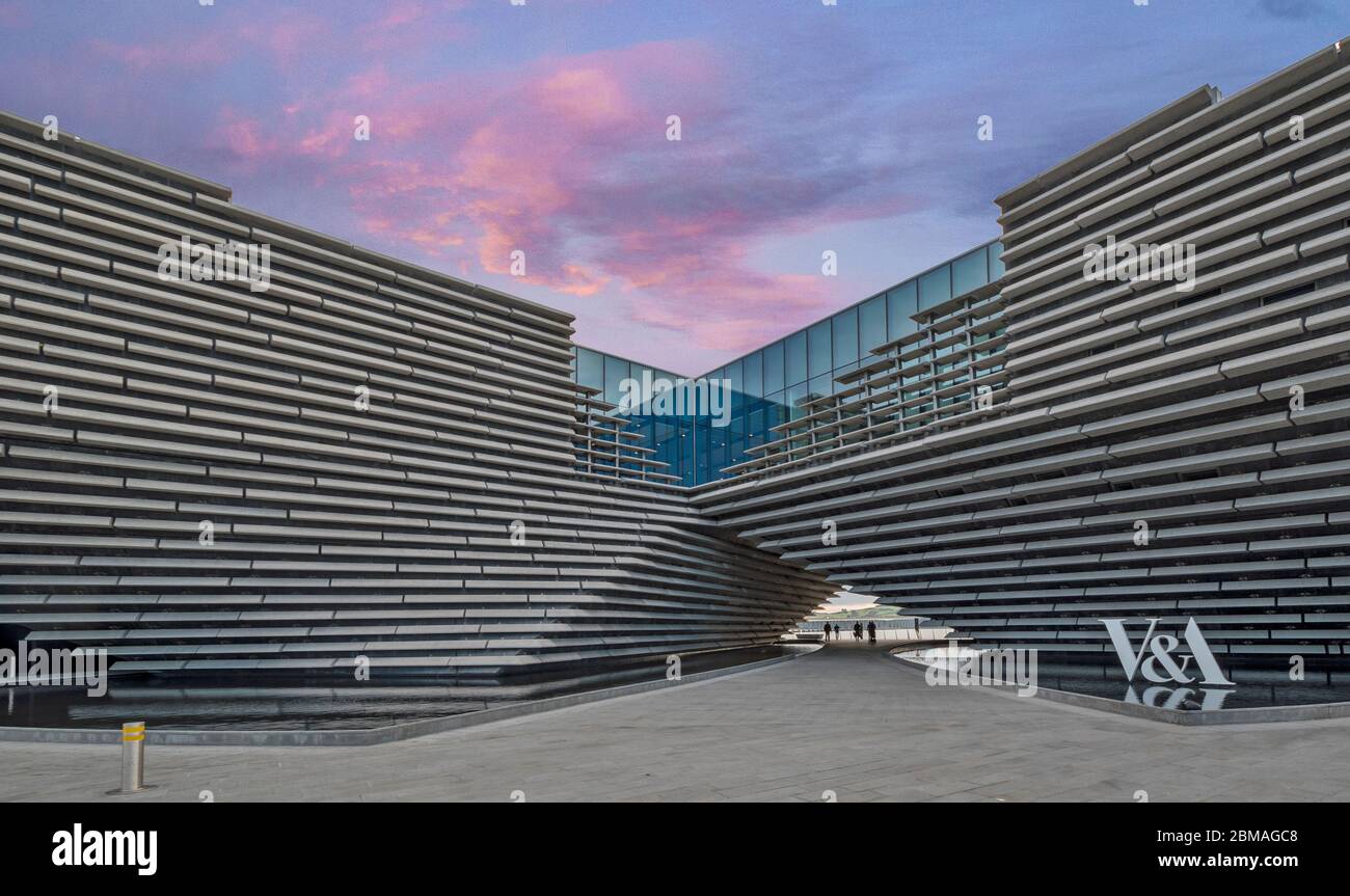 V & A MUSEUM OF DESIGN DUNDEE SCOTLAND DER TORBOGEN UND POOLS UND ROSA WOLKEN Stockfoto