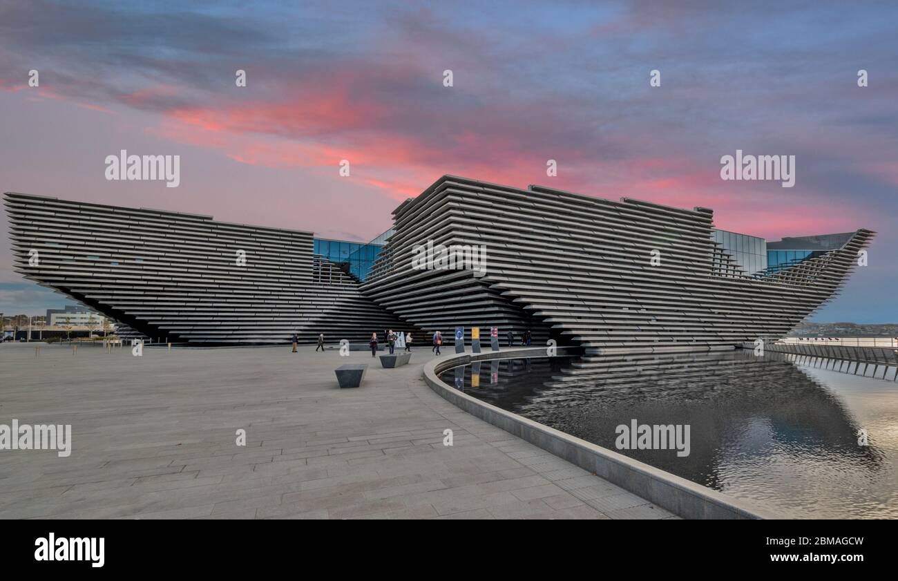 V & A MUSEUM OF DESIGN DUNDEE SCOTLAND DAS GEBÄUDE AUF EINER ROSA WOLKE AM FRÜHEN MORGEN SONNENAUFGANG Stockfoto