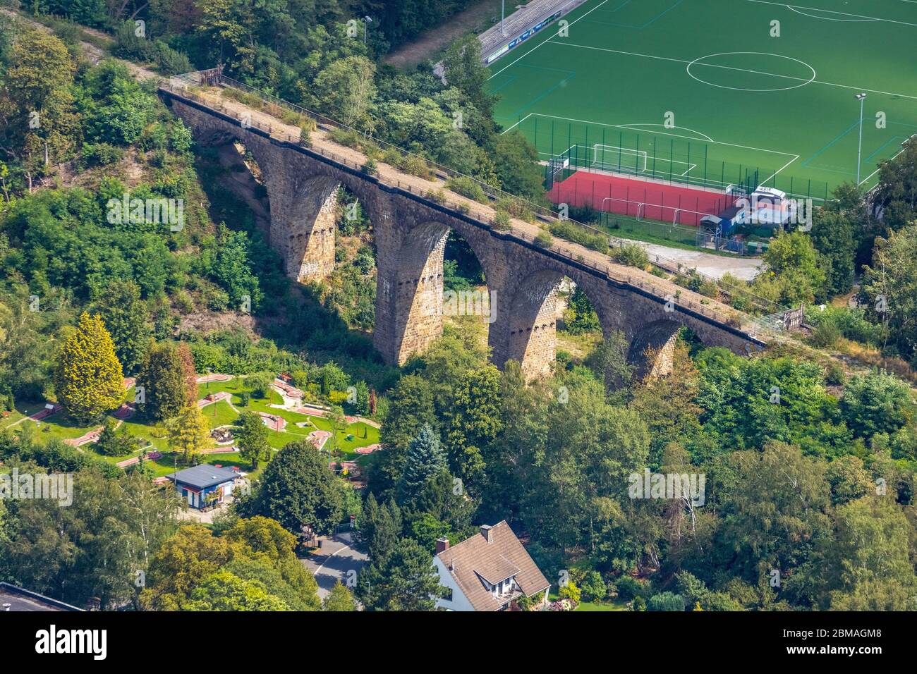 Viadukt Stefansbachtal mit Minigolf und Fußballplatz, 14.08.2019, Luftbild, Deutschland, Nordrhein-Westfalen, Ruhrgebiet, Gevelsberg Stockfoto