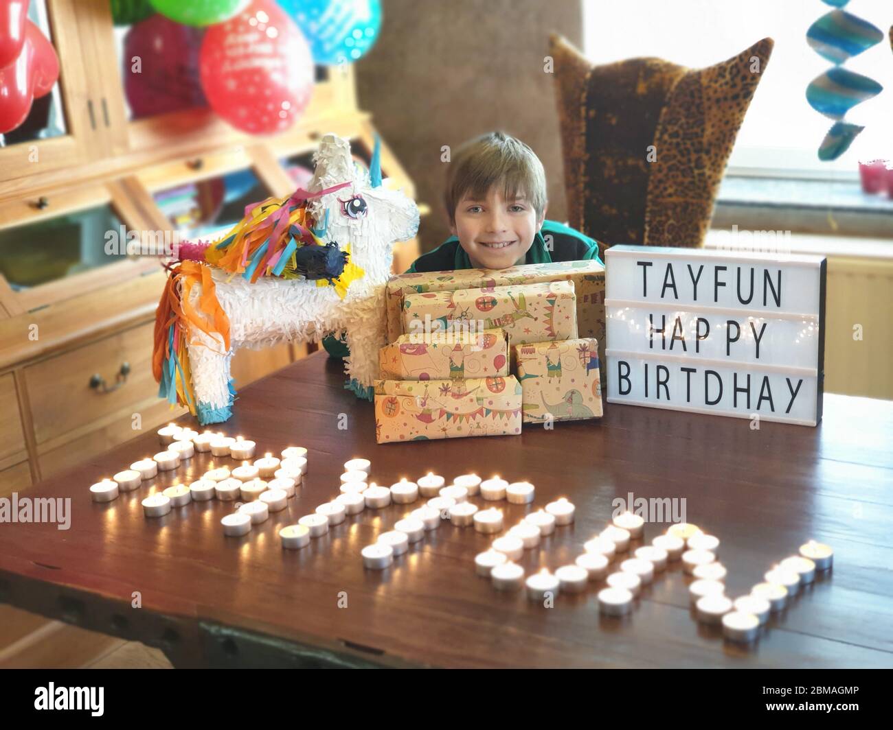 Geburtstagskind mit Geschenken und Kerzen, die den Namen Tayfun, Deutschland Stockfoto