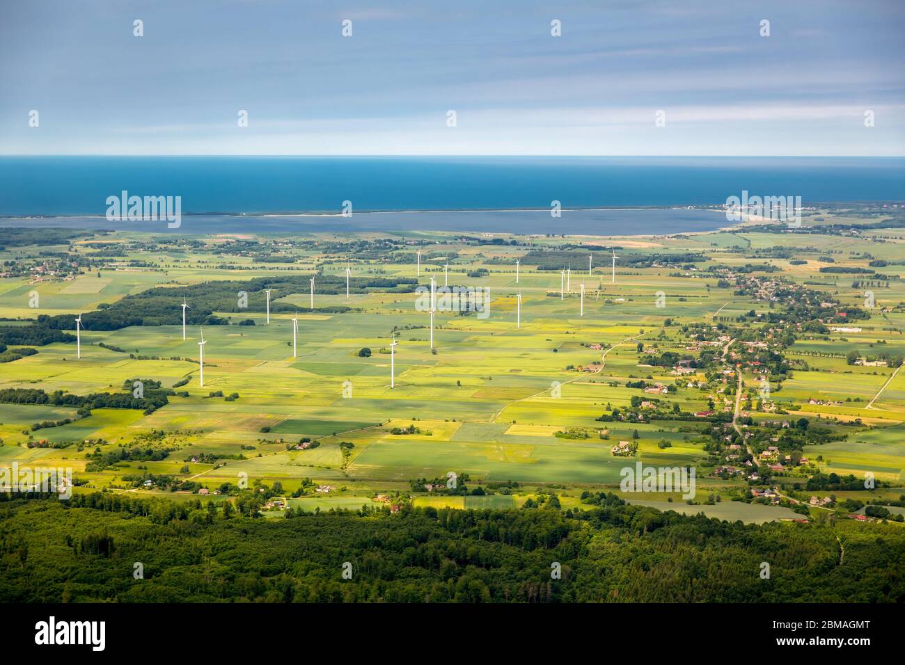 , Windkraftanlagen auf einem Feld in Szczeglino, 05.06.2017, Luftaufnahme, Polen, Vorpommern, Szczeglino Stockfoto