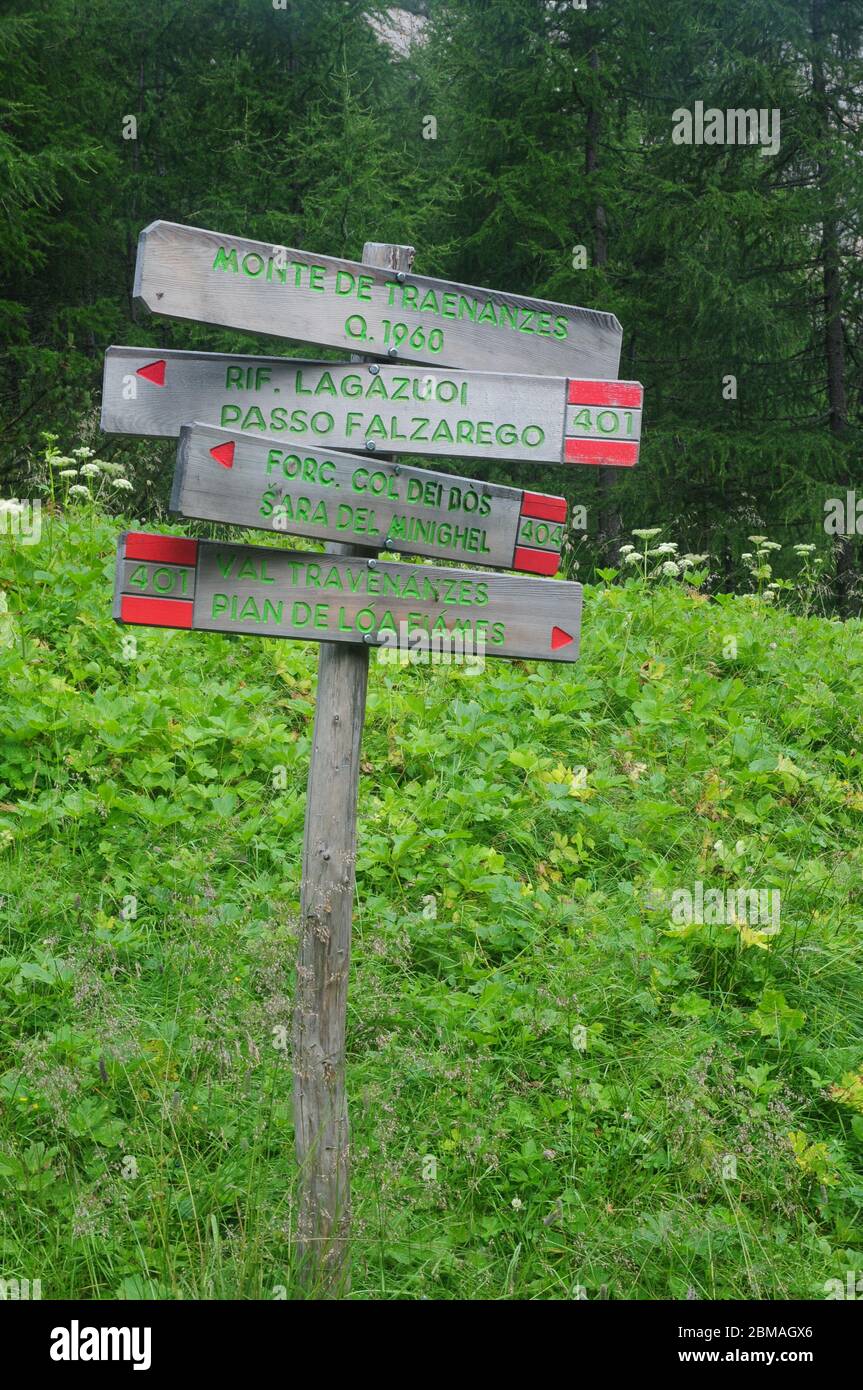 Nummerierte und markierte Wanderwege sind in den italienischen Dolomiten gut ausgeschildert. Stockfoto