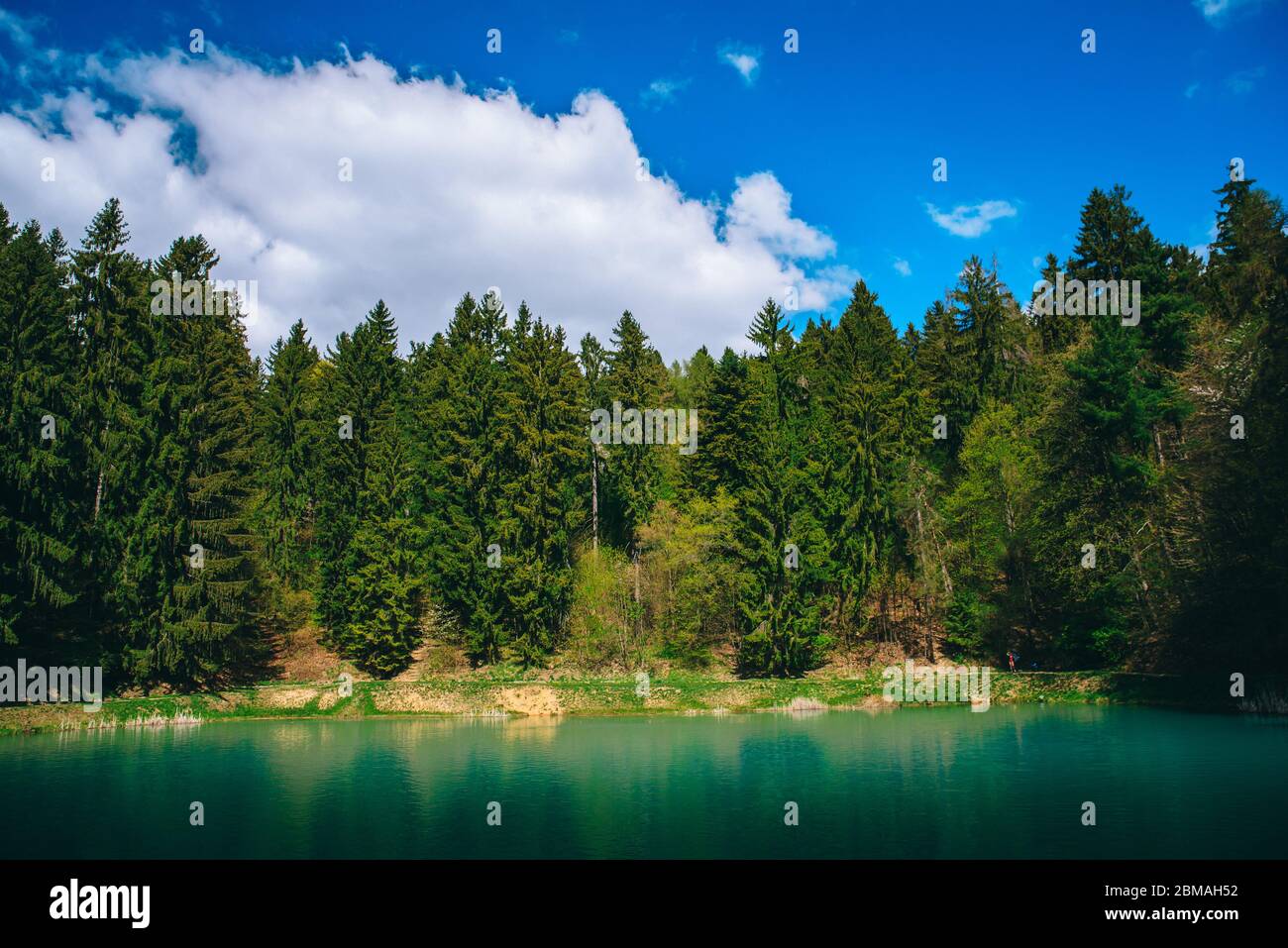 Frühling blauen See in sonnigen Tag unter blauem Himmel. stiavnica, Slowakei Stockfoto