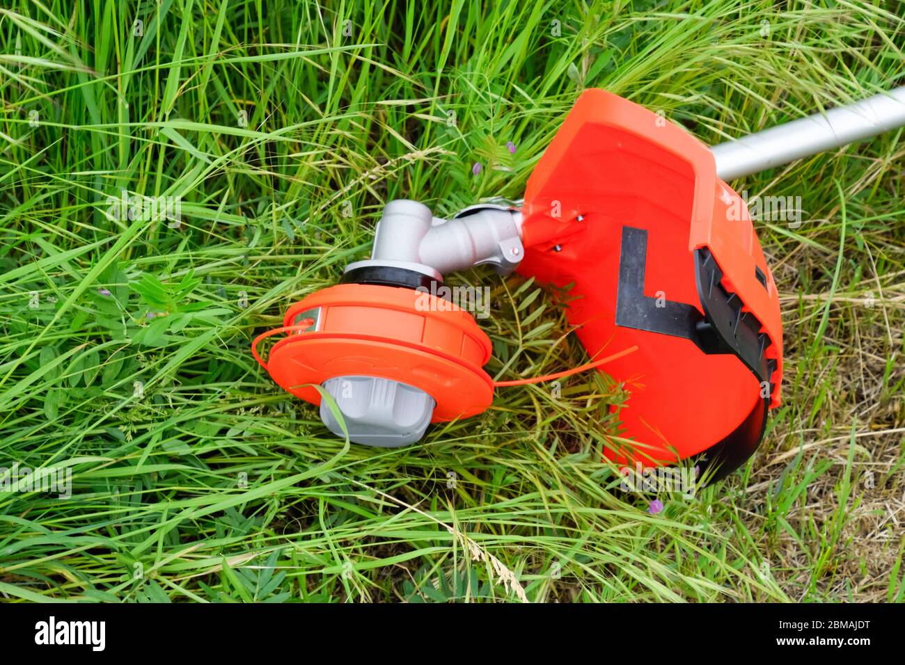 Trimer Gascosis mit einem Blatt zum Mähen von Gras und Sträuchern. Stockfoto