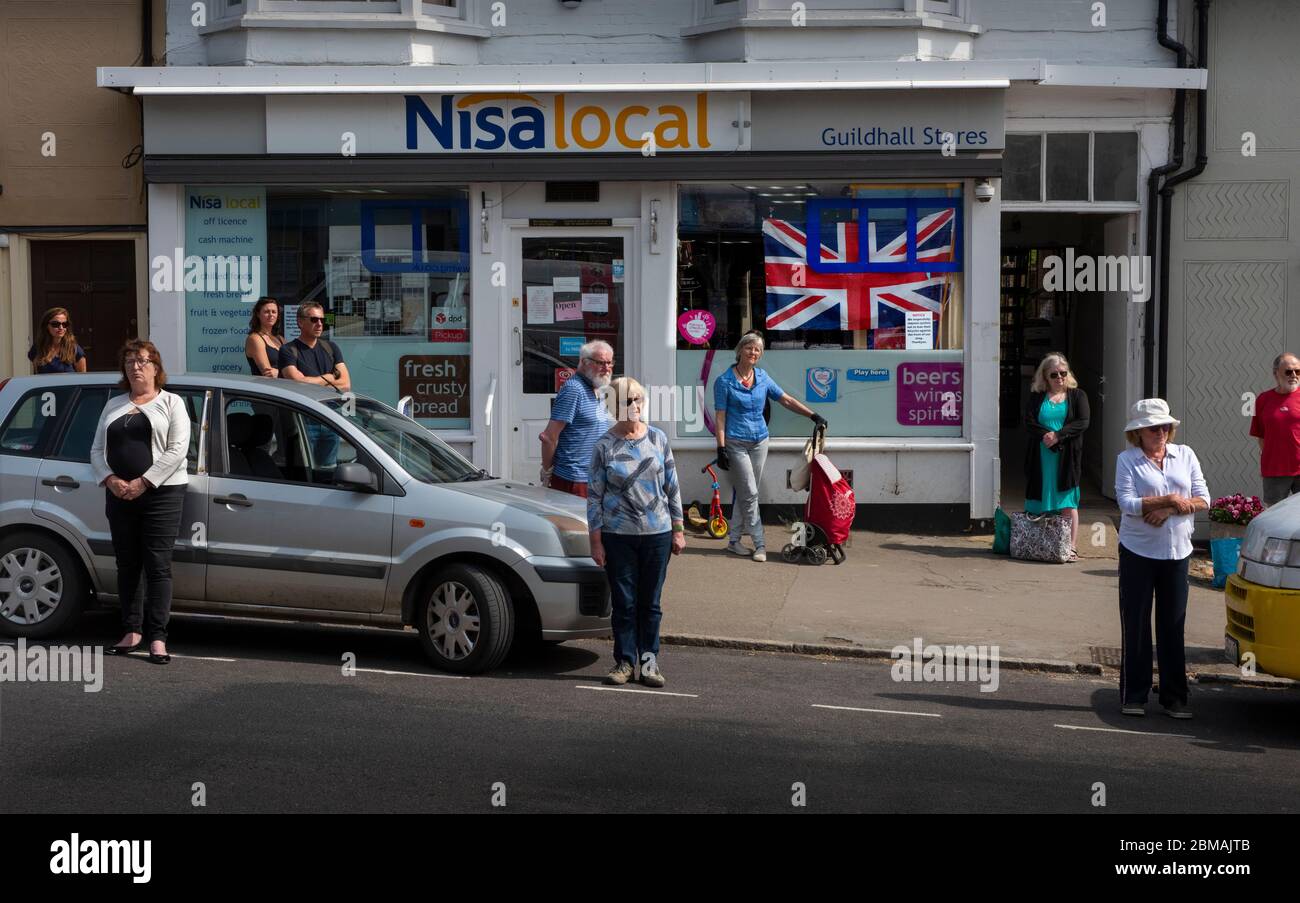 Thaxted, Großbritannien. Mai 2020. Thaxted Essex England. VE Tag 2 Minute Stille zur Erinnerung an den 75. Jahrestag 0f Ende des Zweiten Weltkriegs in Europa. 8. Mai 2020 Einwohner von Thaxted versammeln sich, um sich wegen der Coronavirus-Pandemie außerhalb des Guildhall aus dem 14. Jahrhundert respektvoll voneinander zu distanzieren, um an einer 2-minütigen Stille teilzunehmen, um an diejenigen zu erinnern, die im Zweiten Weltkrieg ihr Leben verloren haben, darunter 11 Männer aus Thaxted, An diesem Tag der 75. Jahrestag des Endes des Krieges in Europa, VE Day, 8. Mai 1945 - 8. Mai 2020. Foto von Credit: BRIAN HARRIS/Alamy Live News Stockfoto