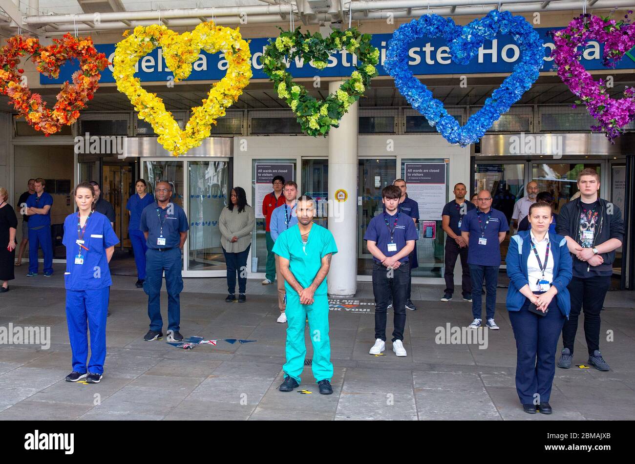 London, Großbritannien. Mai 2020. Krankenschwestern, Ärzte und Pflegekräfte im Chelsea und Westminster Hospital halten 2 Minuten Ruhe für den Tag VE. Der Sieg in Europa Tag wurde am 8. Mai 1945 gefeiert. Quelle: Mark Thomas/Alamy Live News Stockfoto