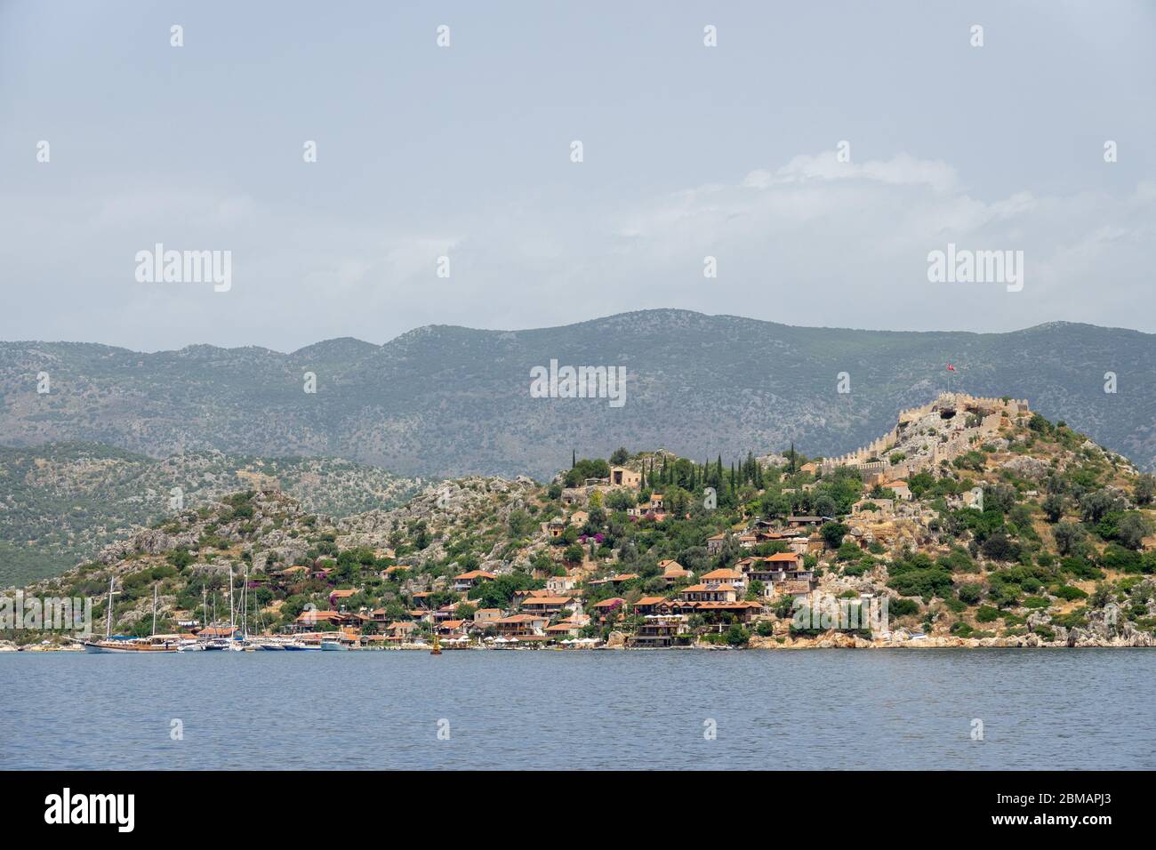 Kalekoy Dorf mit Steinhäusern und Burg auf dem Hügel in der Uchagiz Bucht in der Türkei in der Nähe versunkenen Stadt Kekova Stockfoto