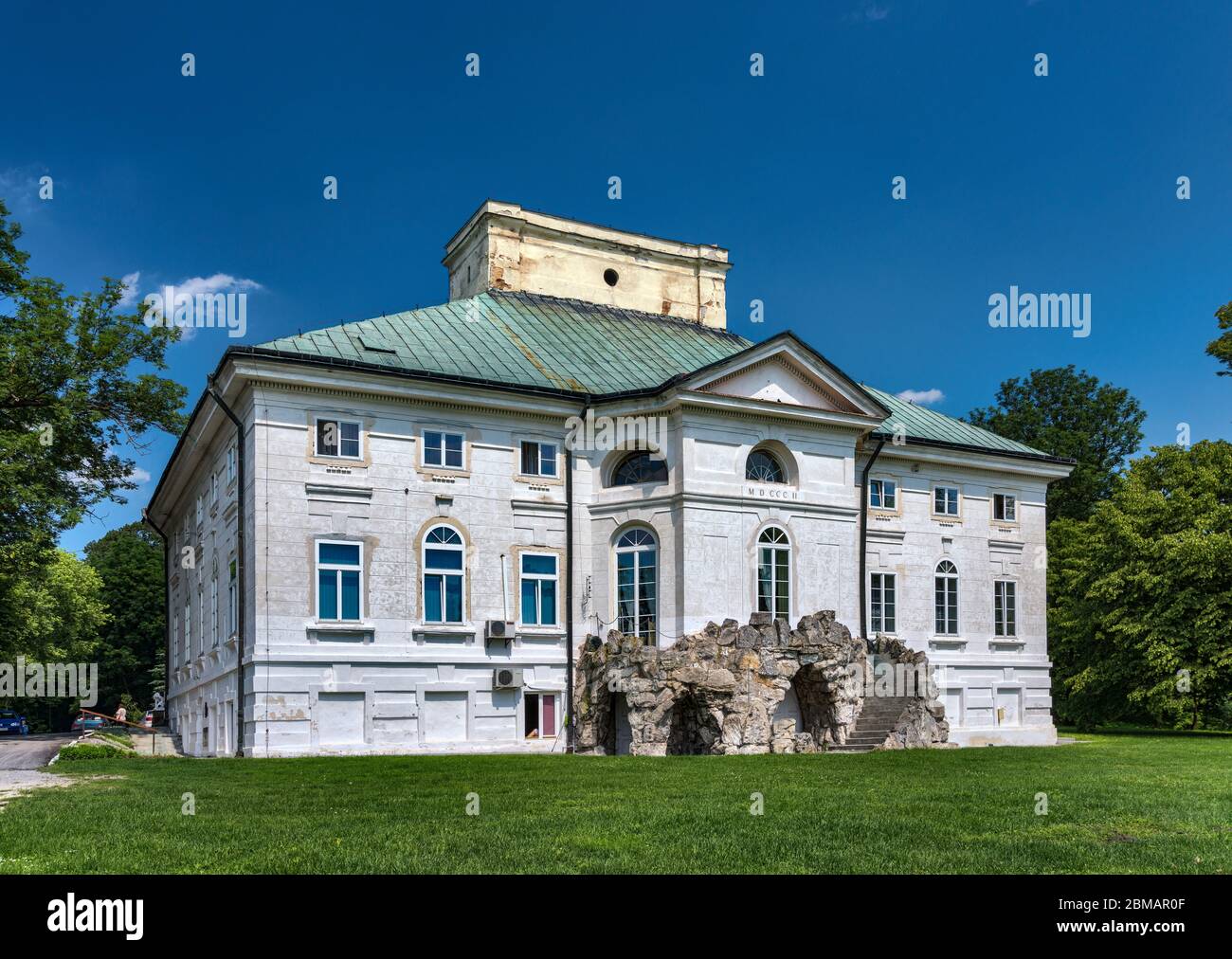 Neoklassizistischer Palast, 1802 erbaut, heute Seniorenhaus im Dorf Bejsce, Malopolska aka Kleinpolen Region, Polen Stockfoto