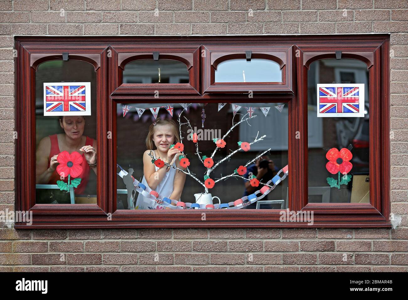 Crickhowell, Powys, Wales, Lindsey Reeves und ihre 8-jährige Tochter Amilie dekorieren ihr Fenster zum Tag der VE am 8. Mai 2020. ©PRWPhotography Stockfoto