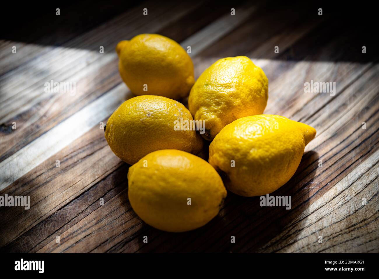Obst in der Küche. Zitronen bereit zum Zerkleinern Stockfoto