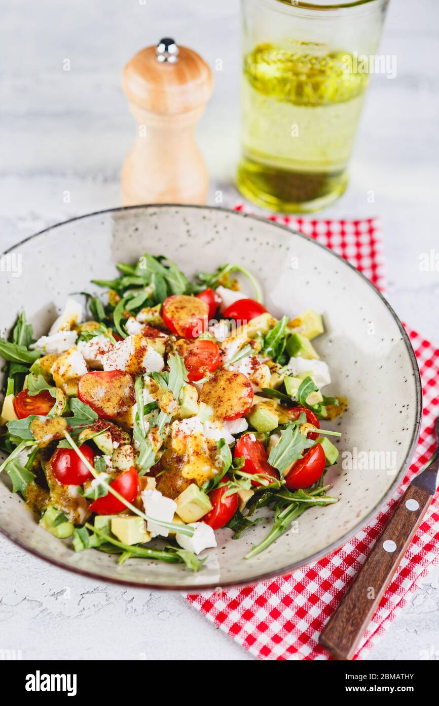 Grüner Salat mit Avocado, Kirschtomaten und Feta-Käse. Gesunde Ernährung Vegetarier Sommer Gemüsesalat. Tischeinstellung, Speisekonzept. Stockfoto