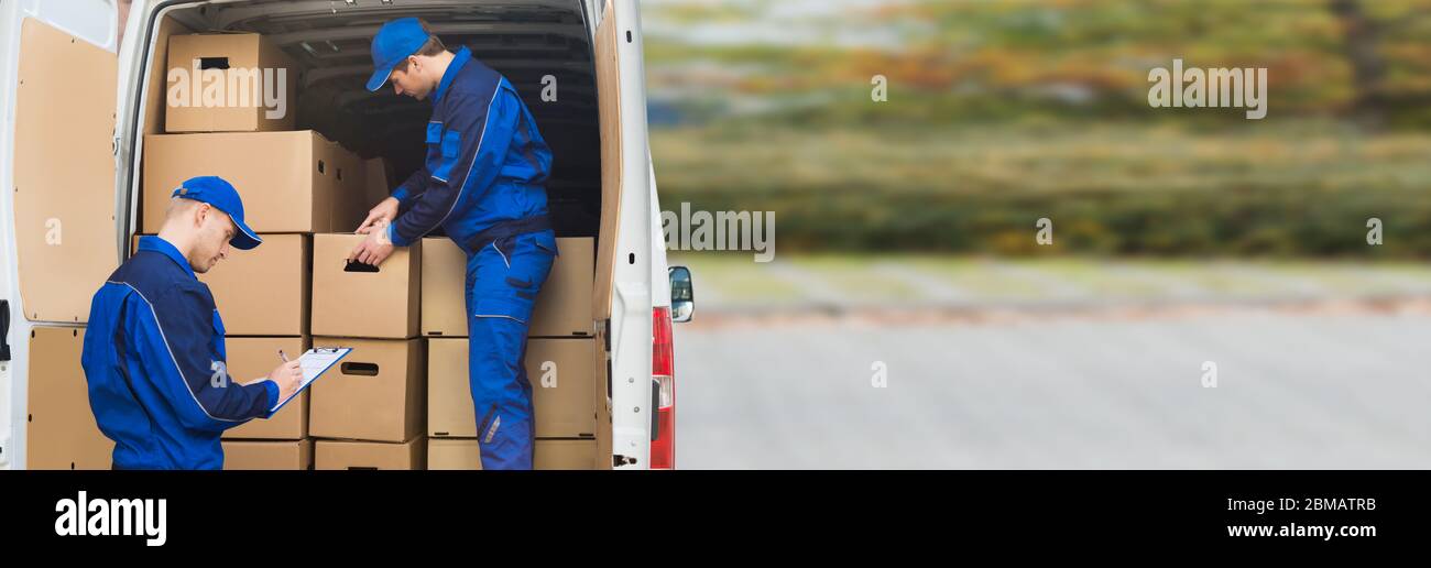 Professionelle Umzugskraft In Der Nähe Von Van. Kurier Lieferung Und Entfernung Lkw Stockfoto