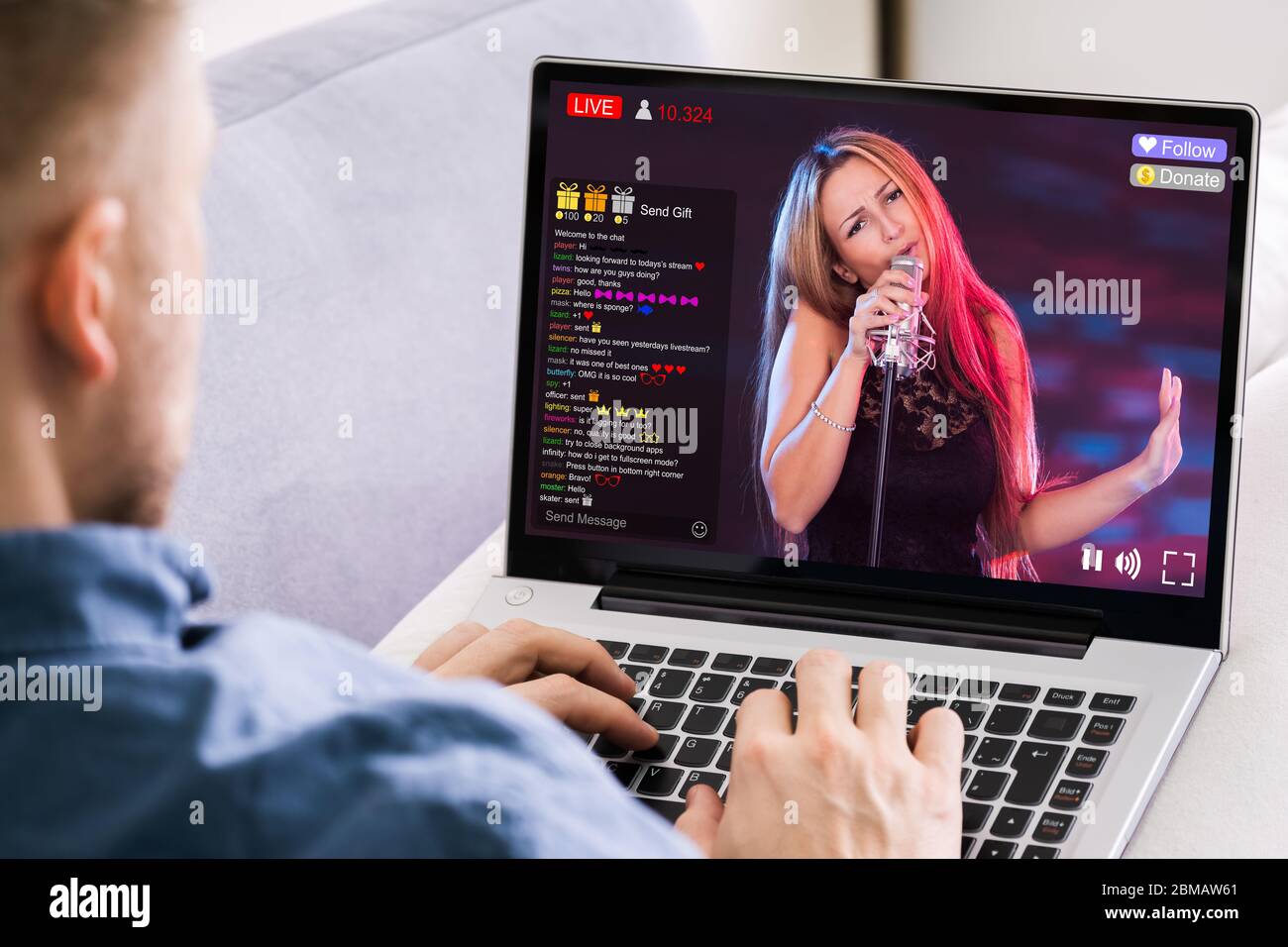 Streaming Von Live-Musikvideos Mit Singer Auf Einem Laptop Stockfoto
