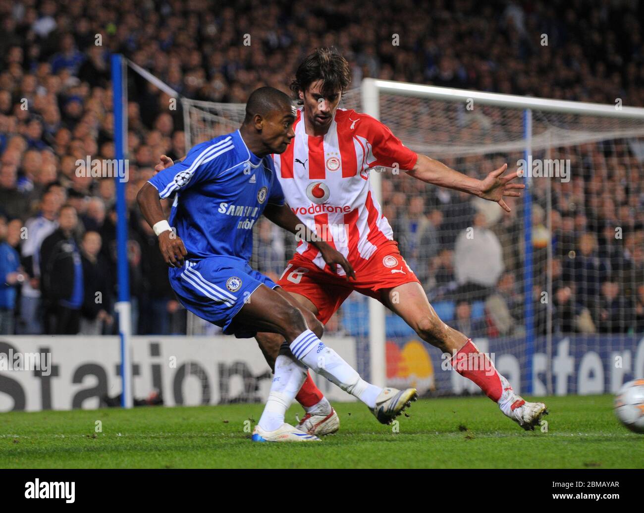 LONDON, GROSSBRITANNIEN. MÄRZ 05: L-R Salomon Kalou von Chelsea und Paraskevas Antas von Olympiakos während der UEFA Champions League zwischen Chelsea und Olympiakos bei S Stockfoto